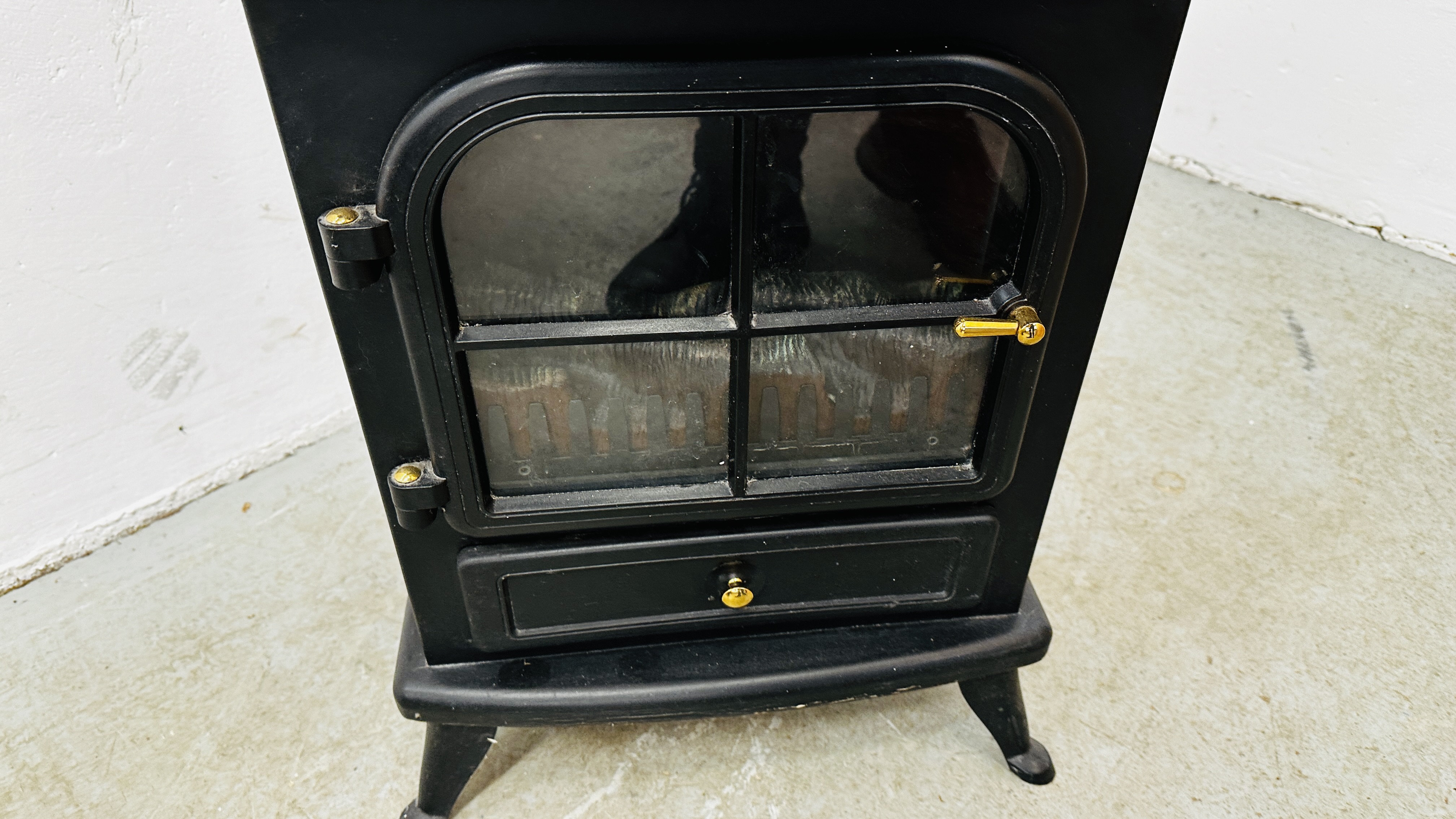 SOLID FUEL EFFECT ELECTRIC ROOM HEATER - SOLD AS SEEN. - Image 4 of 4