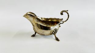 A SILVER SAUCE BOAT, SHEFFIELD 1924 BY WALKER & HALL L 15CM.