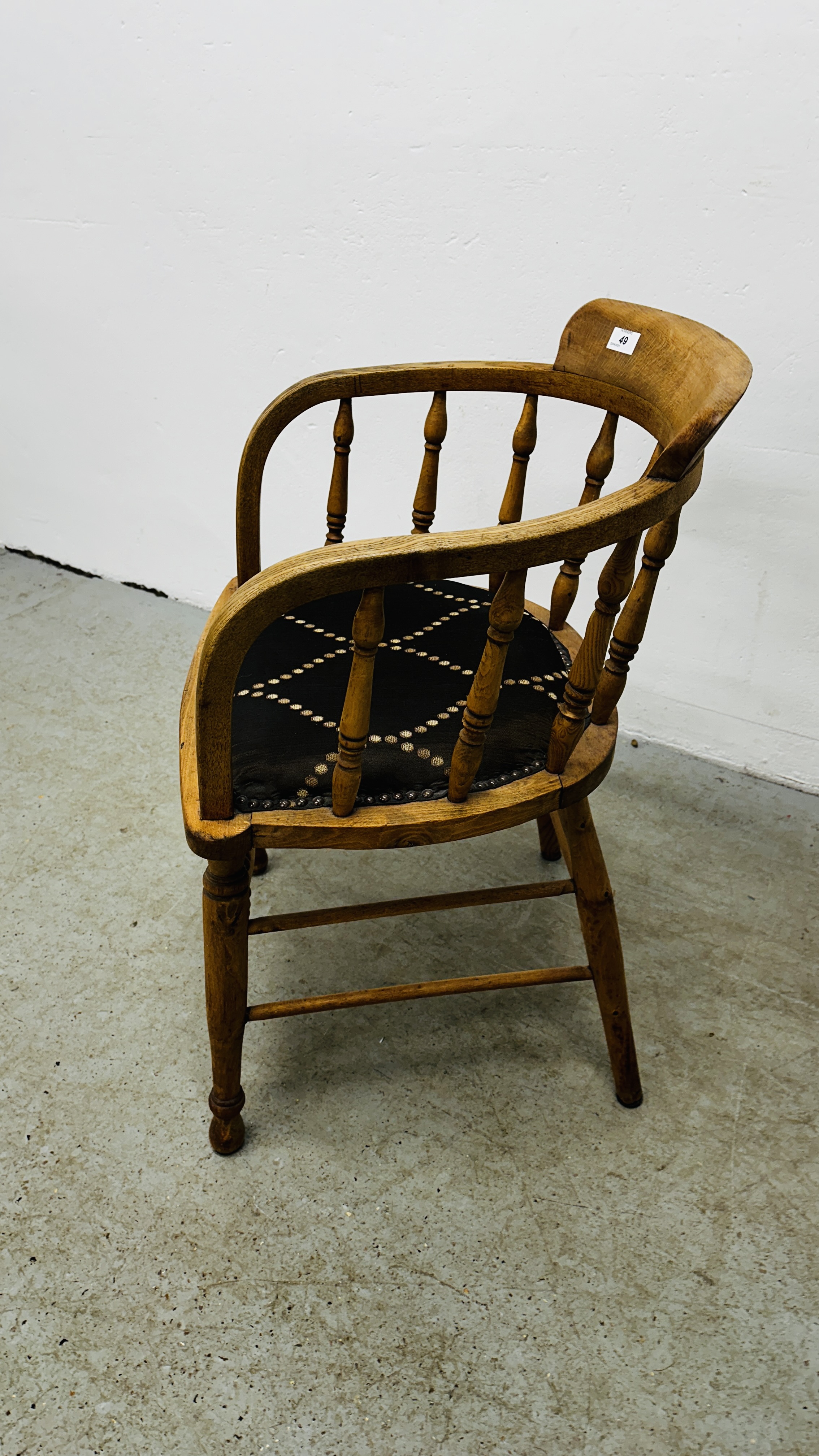 A VINTAGE OAK SMOKER'S STYLE CHAIR ON TURNED SUPPORTS. - Image 5 of 7