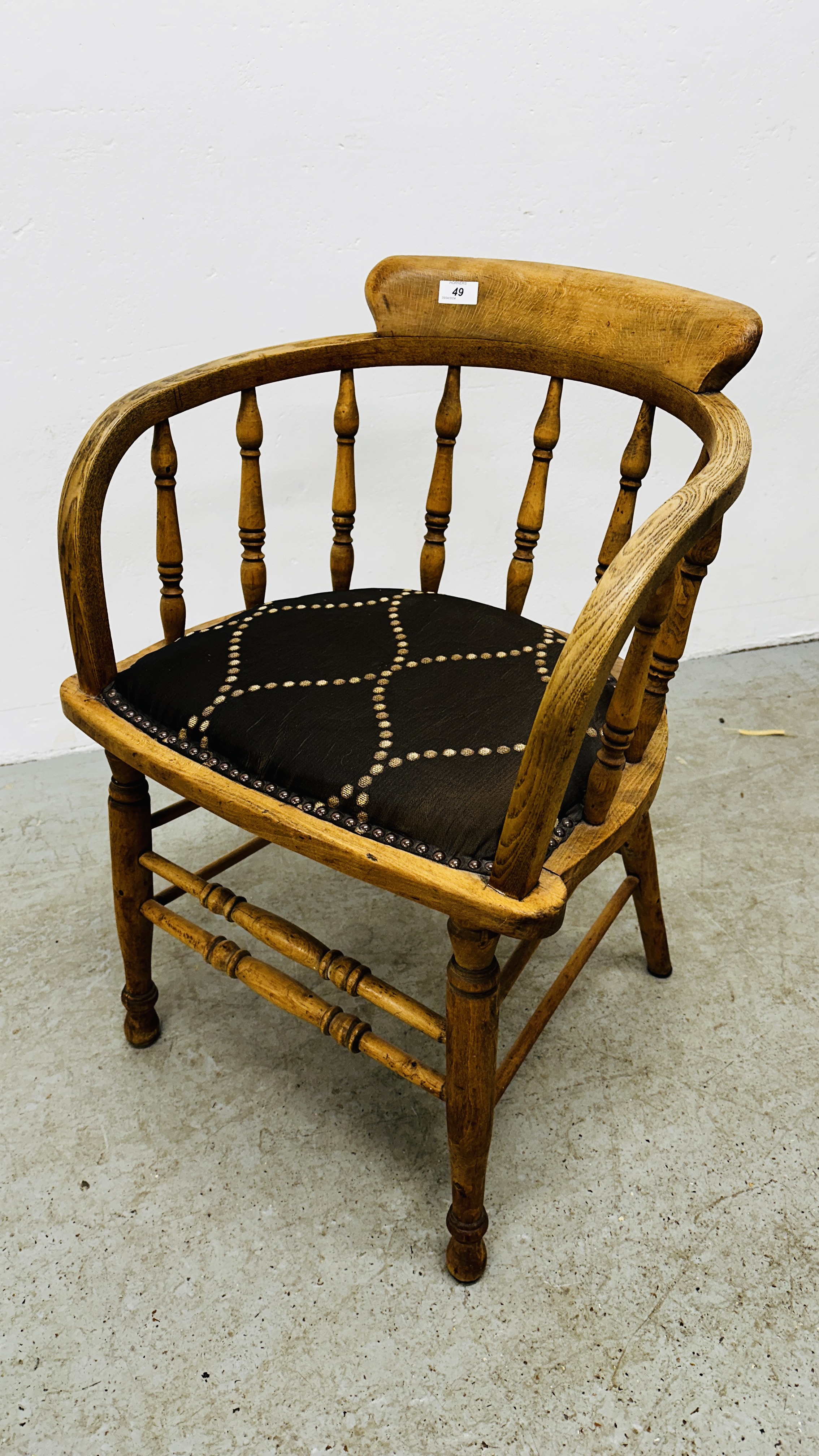 A VINTAGE OAK SMOKER'S STYLE CHAIR ON TURNED SUPPORTS.