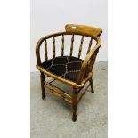 A VINTAGE OAK SMOKER'S STYLE CHAIR ON TURNED SUPPORTS.