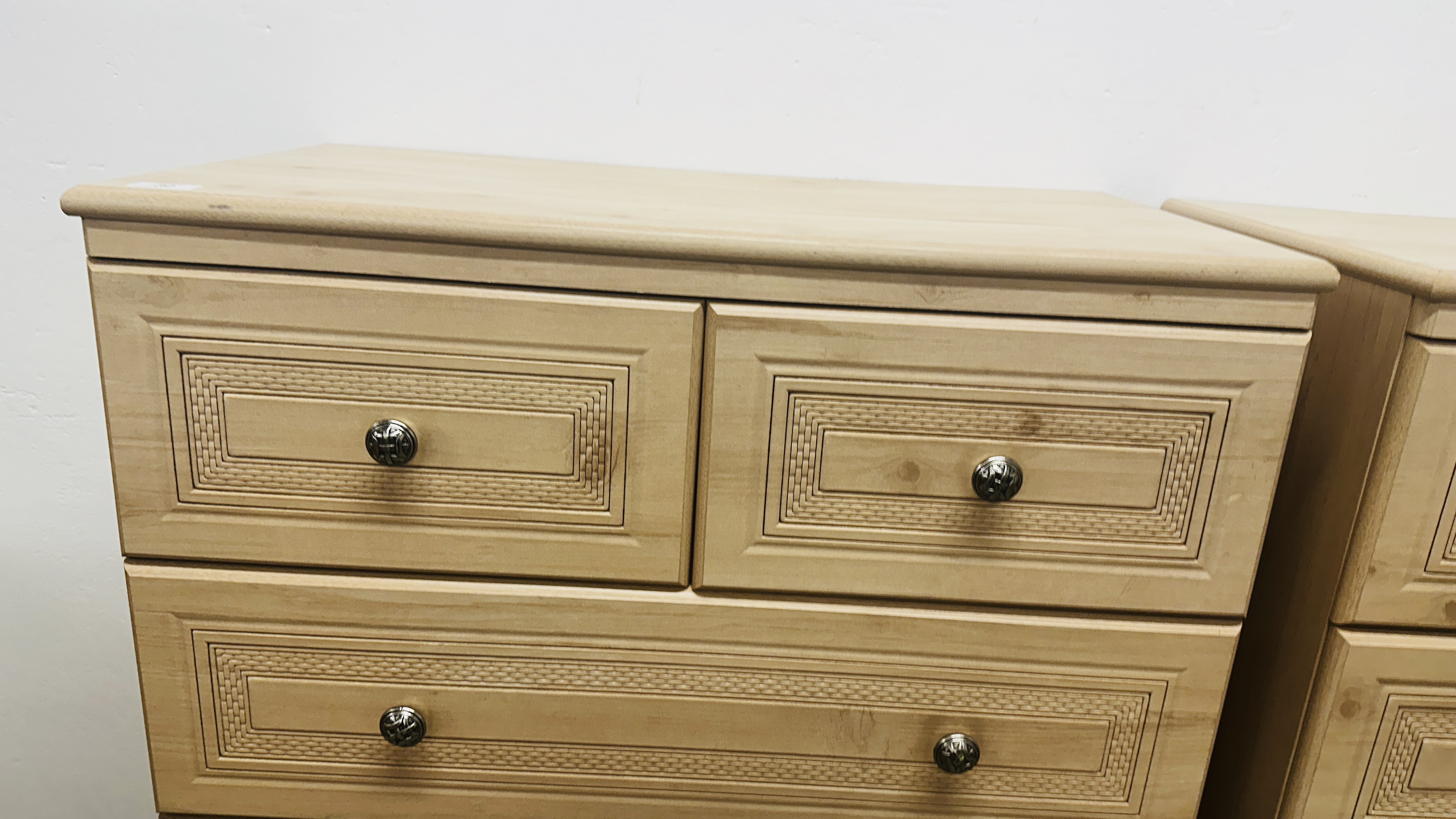 A PAIR OF ALSTONS OYSTER BAY MODERN LIMED FINISH TWO OVER THREE DRAWER CHESTS EACH W 77CM X D 41CM - Image 4 of 11