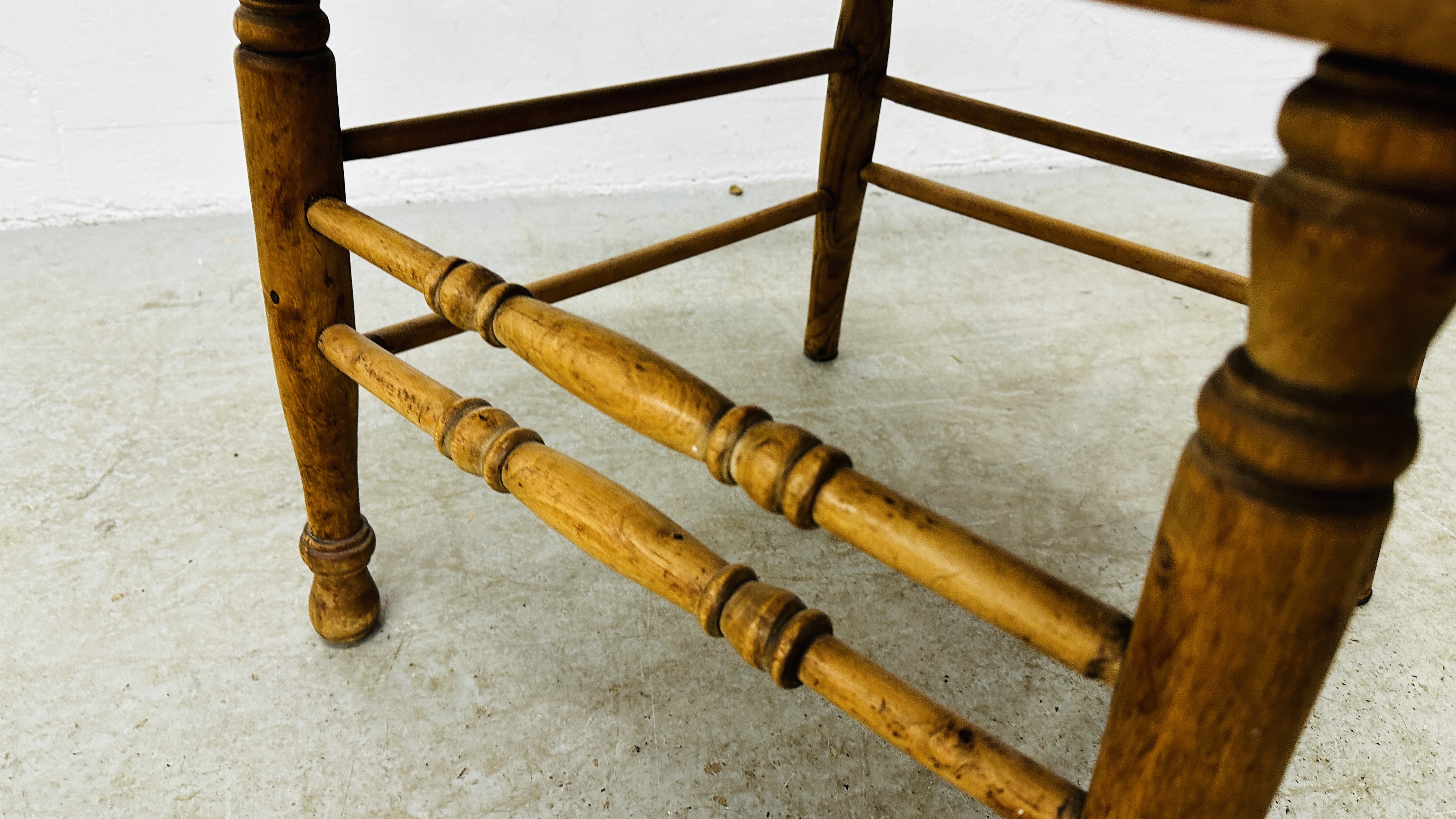 A VINTAGE OAK SMOKER'S STYLE CHAIR ON TURNED SUPPORTS. - Image 7 of 7