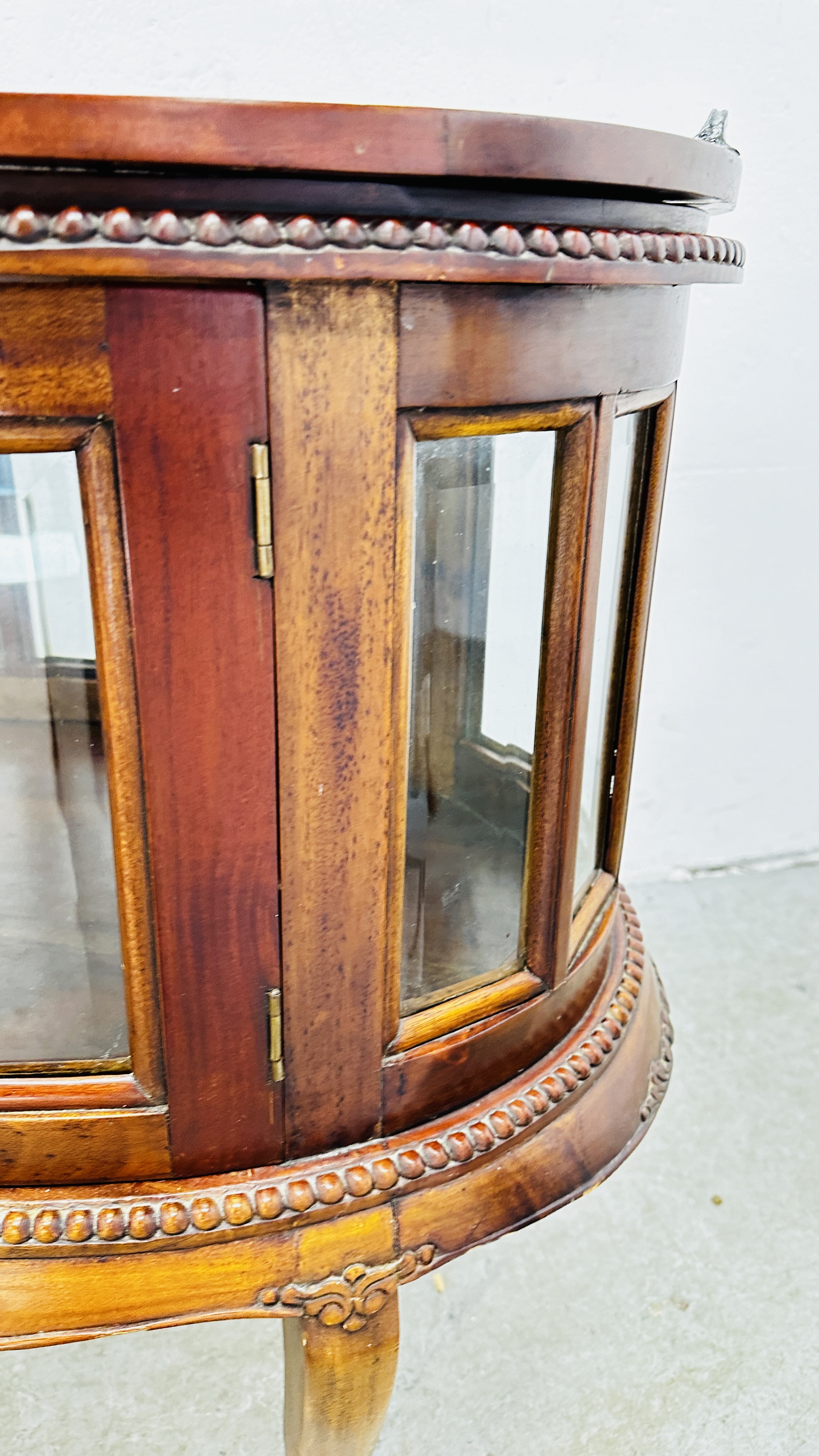 A REPRODUCTION MAHOGANY OVAL DRINKS CABINET WITH TRAY TO TOP, - Image 8 of 10