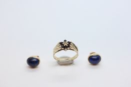 A PAIR OF YELLOW METAL STUD EARRINGS SET WITH OVAL LAPIS LAZULI ALONG WITH A VINTAGE STYLE 9CT GOLD