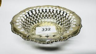 A EDWARDIAN SILVER OPEN WORK DISH, CHESTER ASSAY 1907, MAKER NATHAN & HAYES, DIAMETER 11.