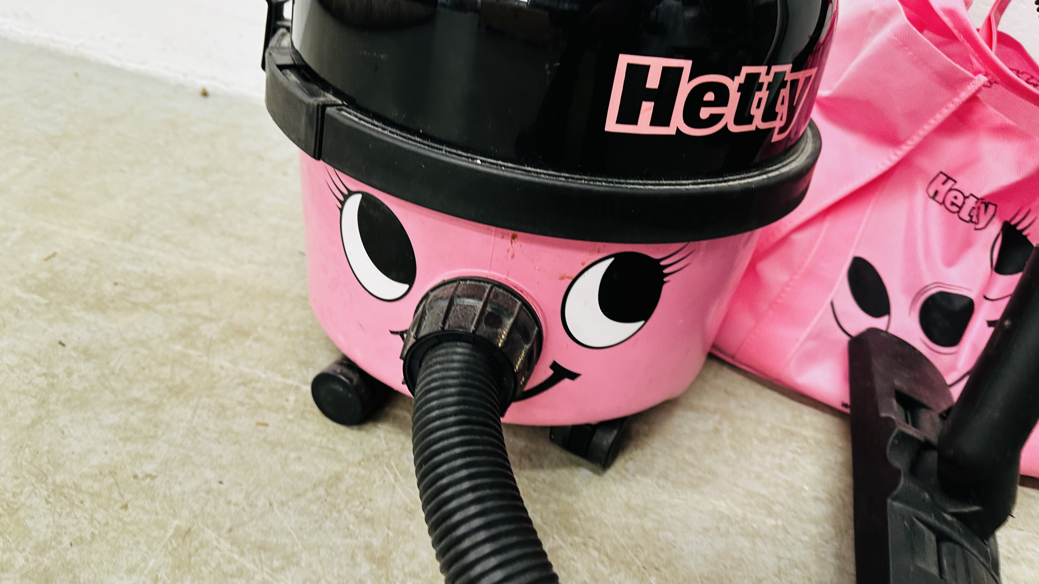 A 'HETTY' NUMATIC VACUUM CLEANER WITH SPARE BAGS AND ACCESSORIES - SOLD AS SEEN. - Image 3 of 7