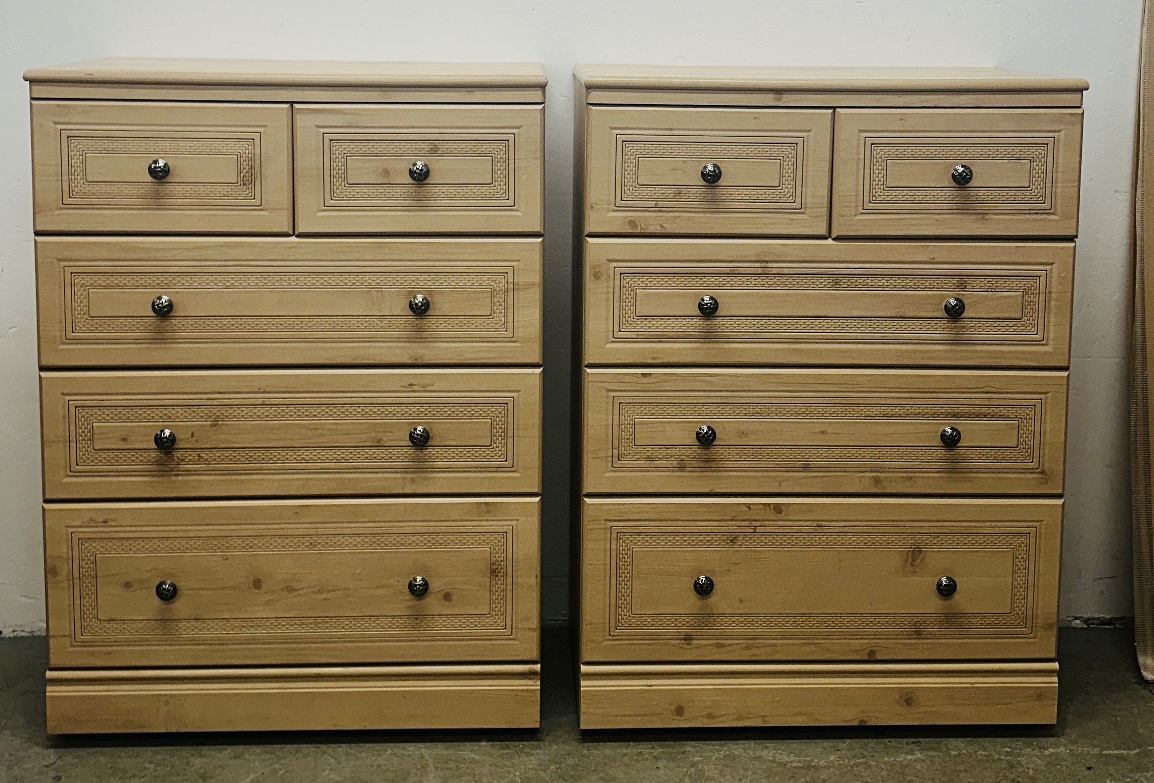 A PAIR OF ALSTONS OYSTER BAY MODERN LIMED FINISH TWO OVER THREE DRAWER CHESTS EACH W 77CM X D 41CM