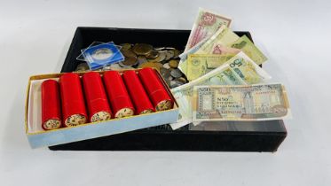 A TRAY OF ASSORTED COINAGE TO INCLUDE TOKENS + 6 TUBES OF LSD COINAGE AND VARIOUS BANKNOTES ETC.