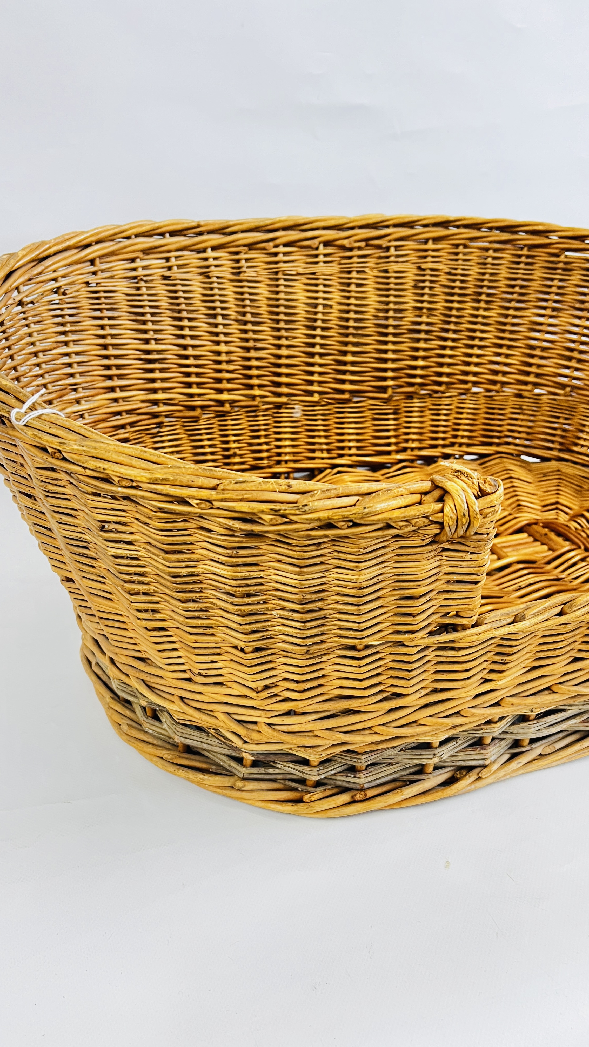 A TRADITIONAL WICKER PET BASKET. - Image 2 of 2