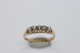 18CT YELLOW GOLD ANTIQUE 5 STONE DIAMOND RING.