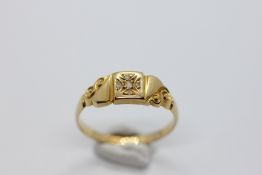 A VINTAGE 18CT GOLD DIAMOND SET RING.