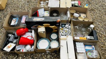 12 X BOXES CONTAINING AN EXTENSIVE QUANTITY OF HOUSEHOLD KITCHENALIA INCLUDING PYREX, DINNER WARE,