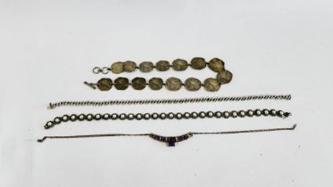 A GROUP OF FOUR DESIGNER SILVER AND WHITE METAL NECKLACES TO INCLUDE A MARCASITE AND PEARL EXAMPLE.