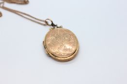 A VINTAGE 9CT GOLD PHOTO LOCKET (9CT FRONT AND BACK) ON A FINE 9CT GOLD CHAIN, L 60CM.