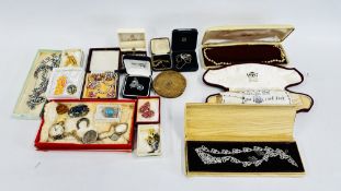 A GROUP OF ASSORTED MAINLY VINTAGE COSTUME JEWELLERY TO INCLUDE VINTAGE BROOCHES, EVENING JEWELLERY,