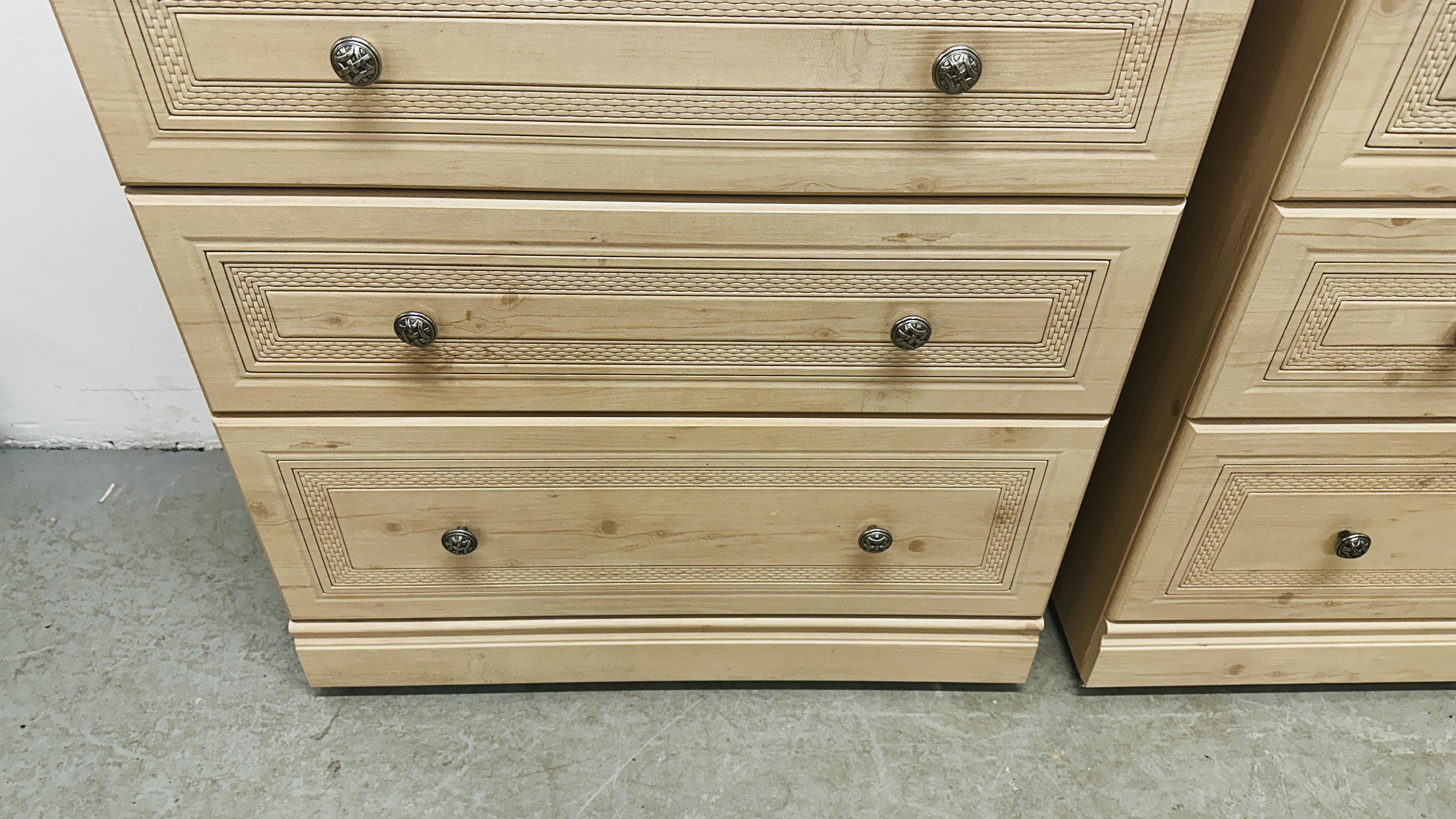 A PAIR OF ALSTONS OYSTER BAY MODERN LIMED FINISH TWO OVER THREE DRAWER CHESTS EACH W 77CM X D 41CM - Image 5 of 11