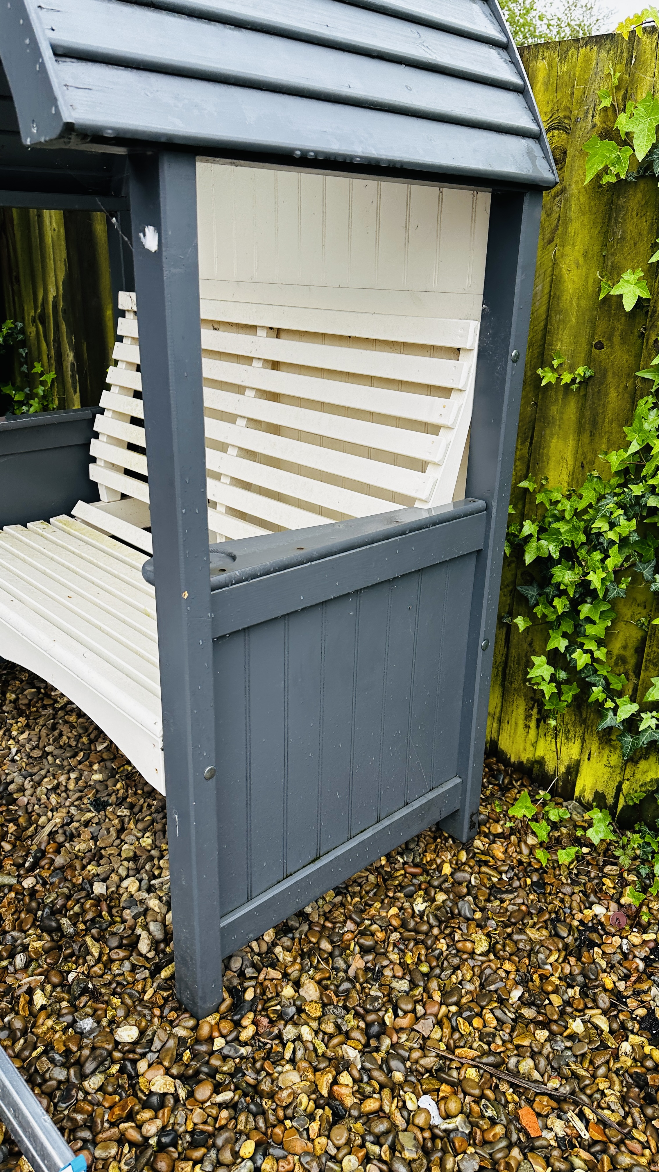 AN ARCHED WOODEN GARDEN ARBOUR SEAT W 140CM. - Image 3 of 9