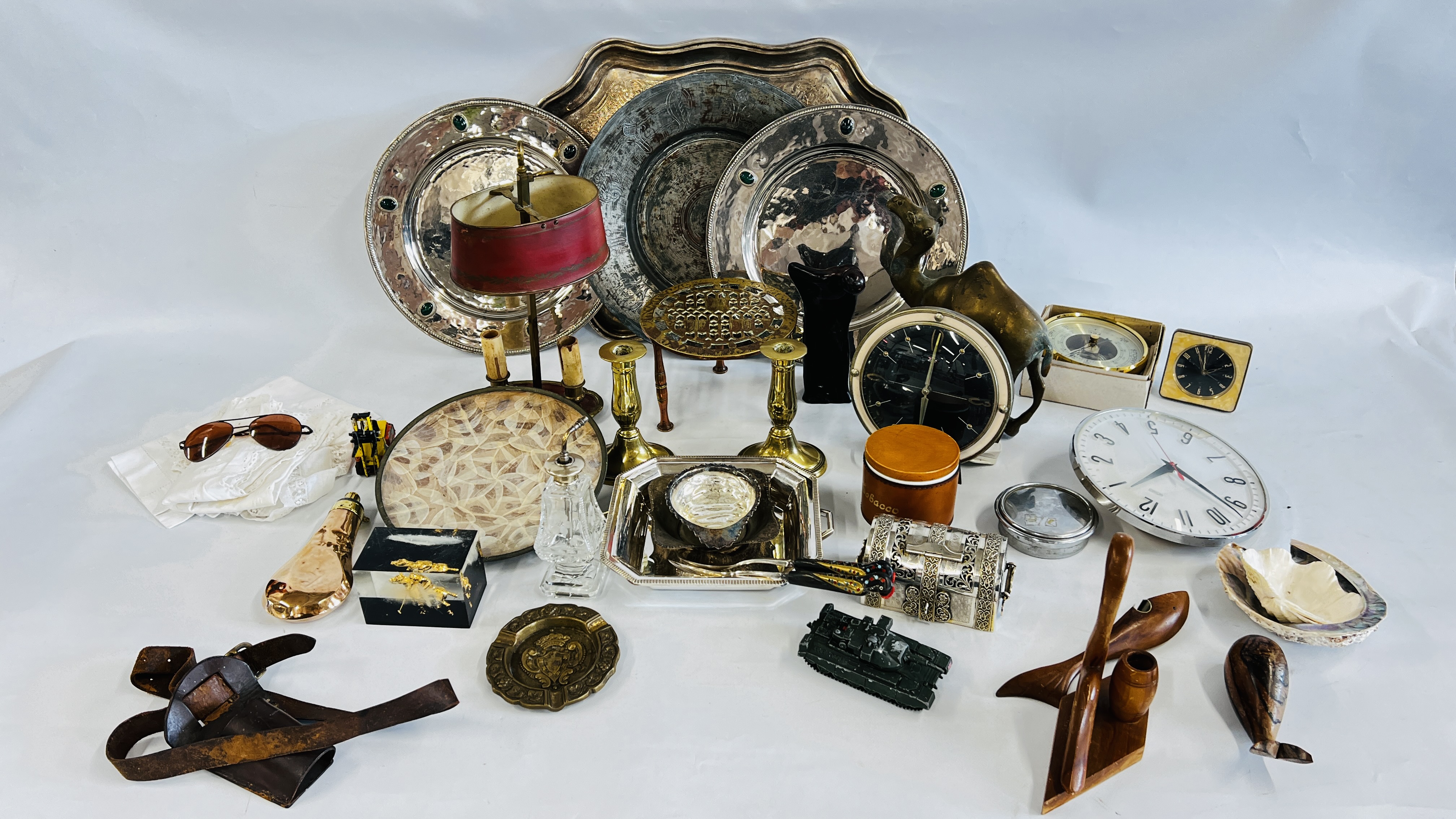 A BOX OF COLLECTIBLES TO INCLUDE ALARM CLOCK, BRASS CAMEL AND TRIVET, BAROMETER,