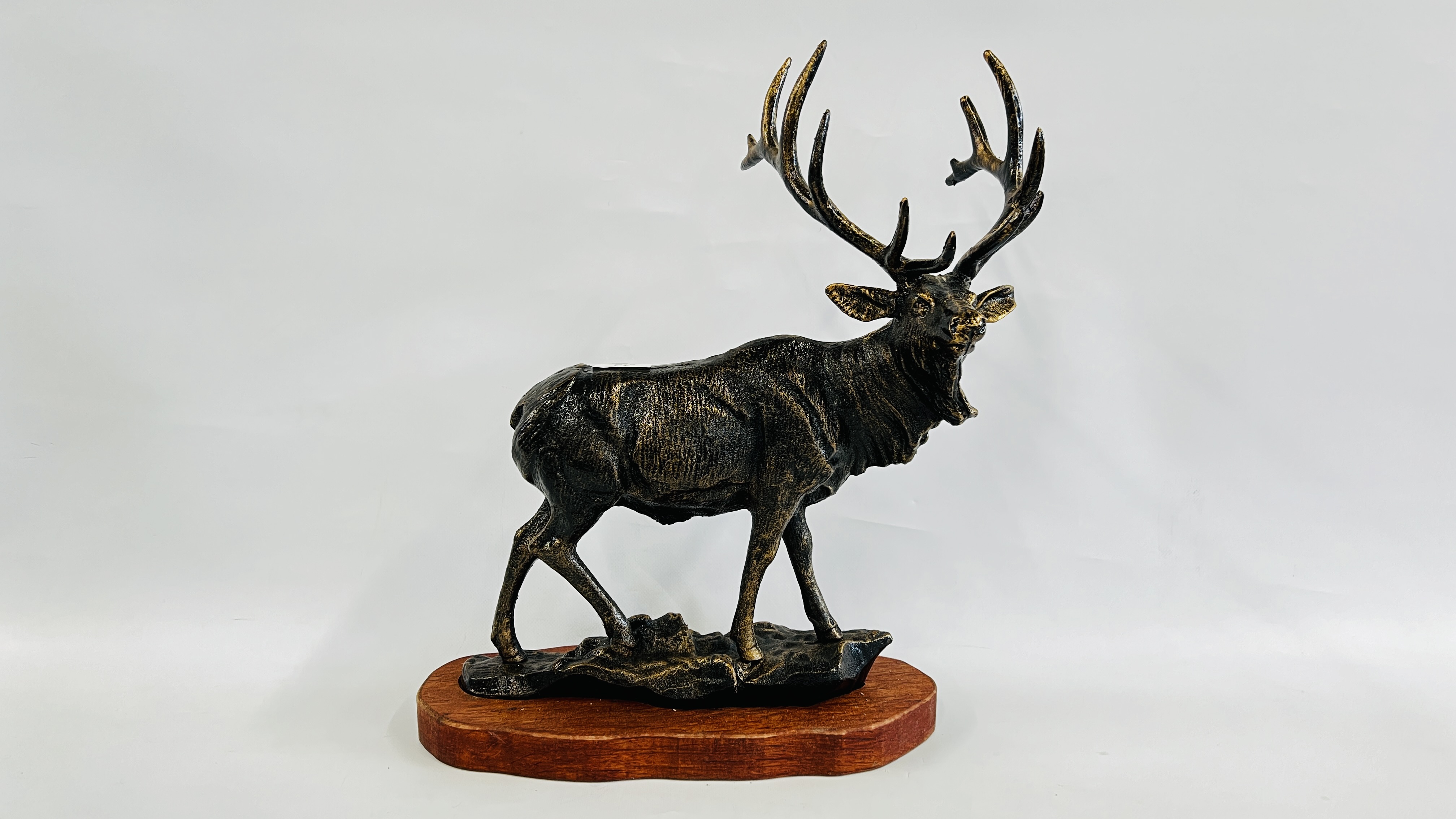 (R) CAST STAG FIGURE - WOODEN BASE