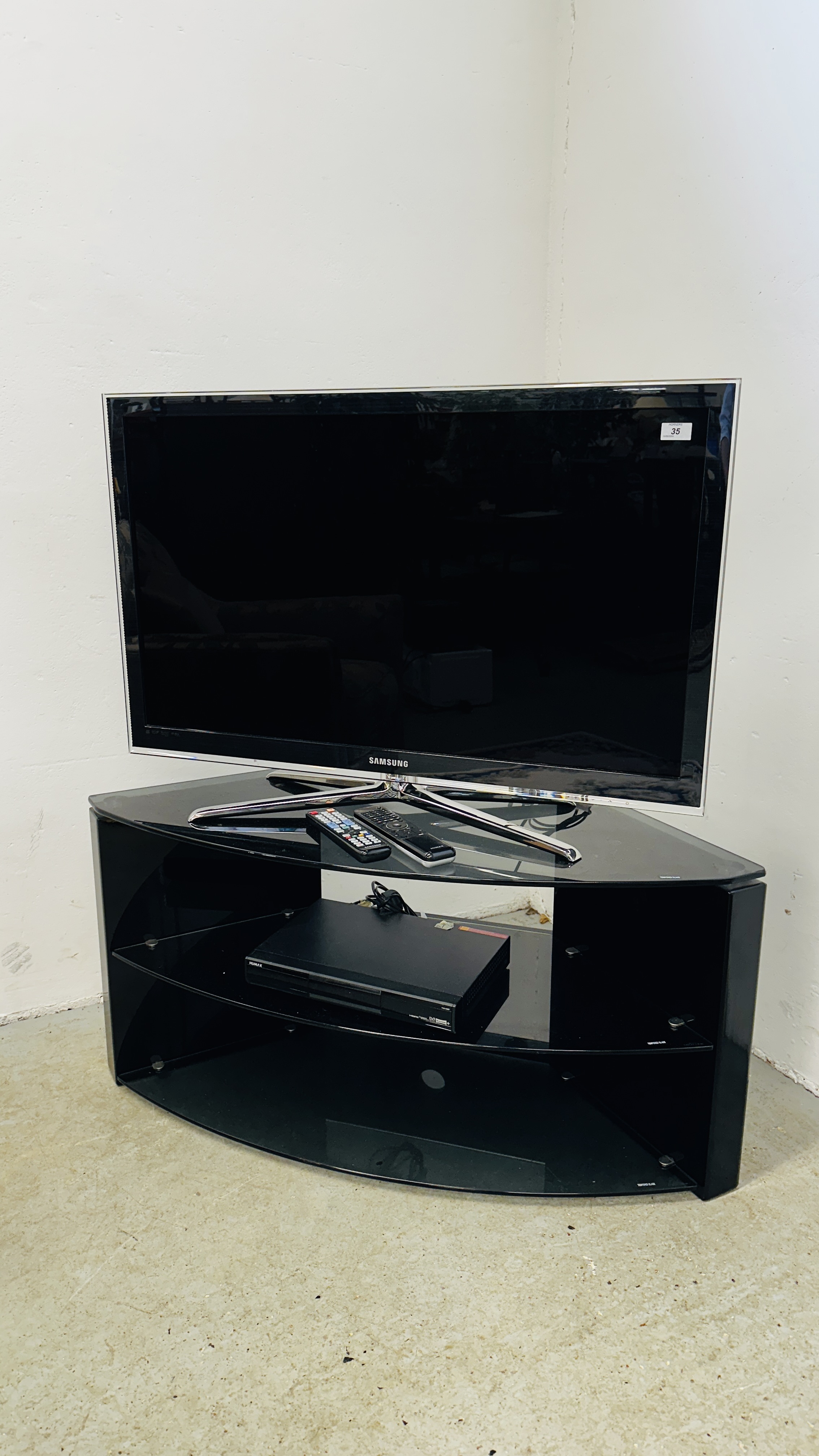 SAMSUNG 40 INCH TELEVISION ON STAND WITH HUMAX HARD DRIVE RECORDER BOTH WITH REMOTES - SOLD AS SEEN. - Bild 7 aus 14