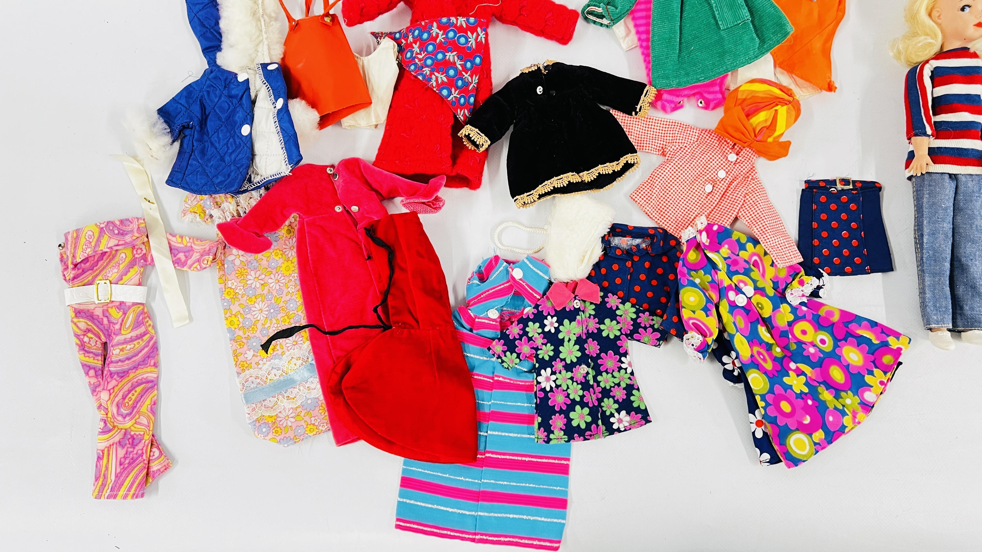 A VINTAGE "SINDY" DOLL ALONG WITH A COLLECTION OF CLOTHING AND ACCESSORIES TO INCLUDE EXAMPLES - Image 4 of 7