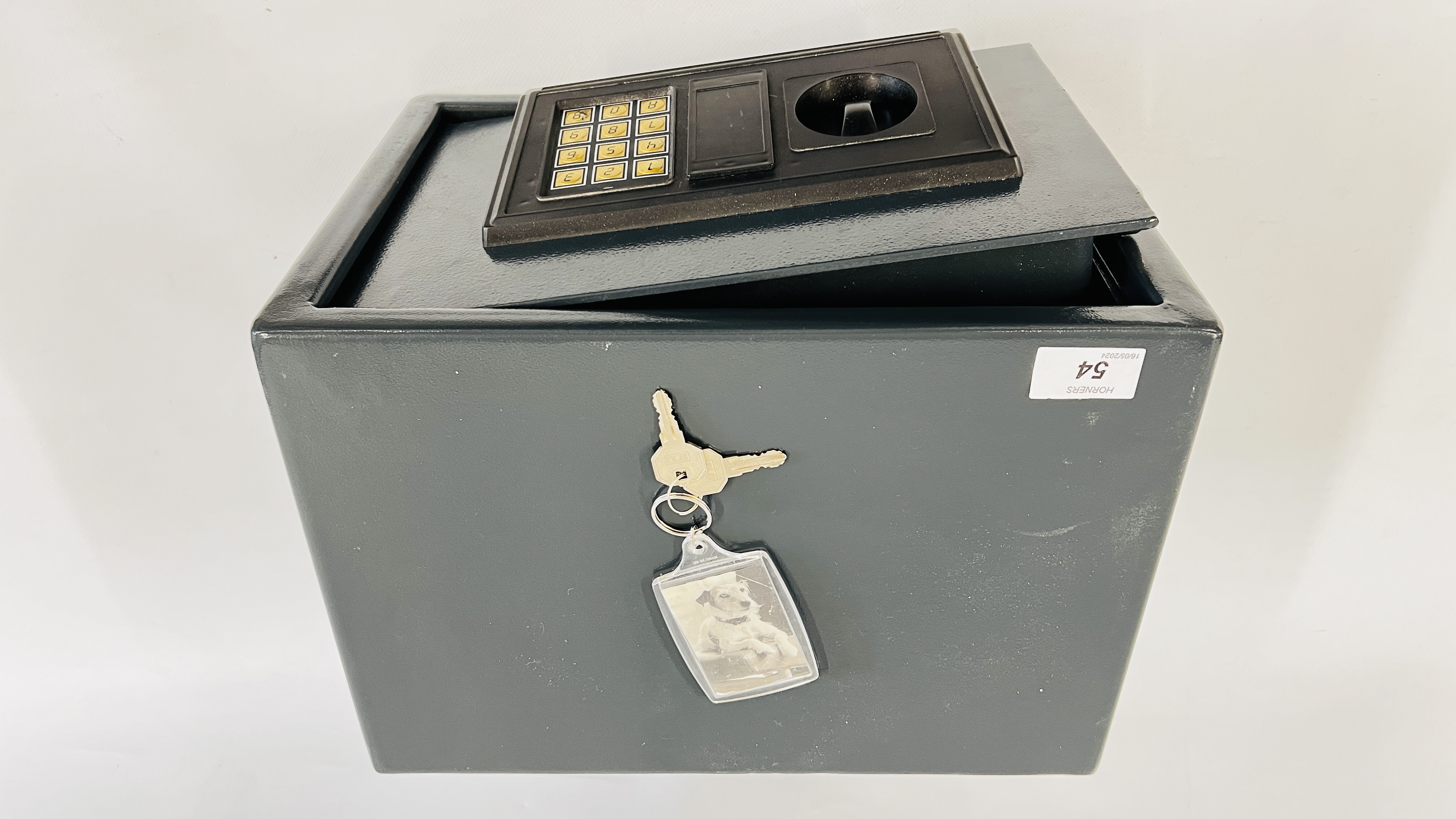 A SMALL STEEL HOME SECURITY SAFE WITH KEYS AND INSTRUCTIONS. - Bild 6 aus 6