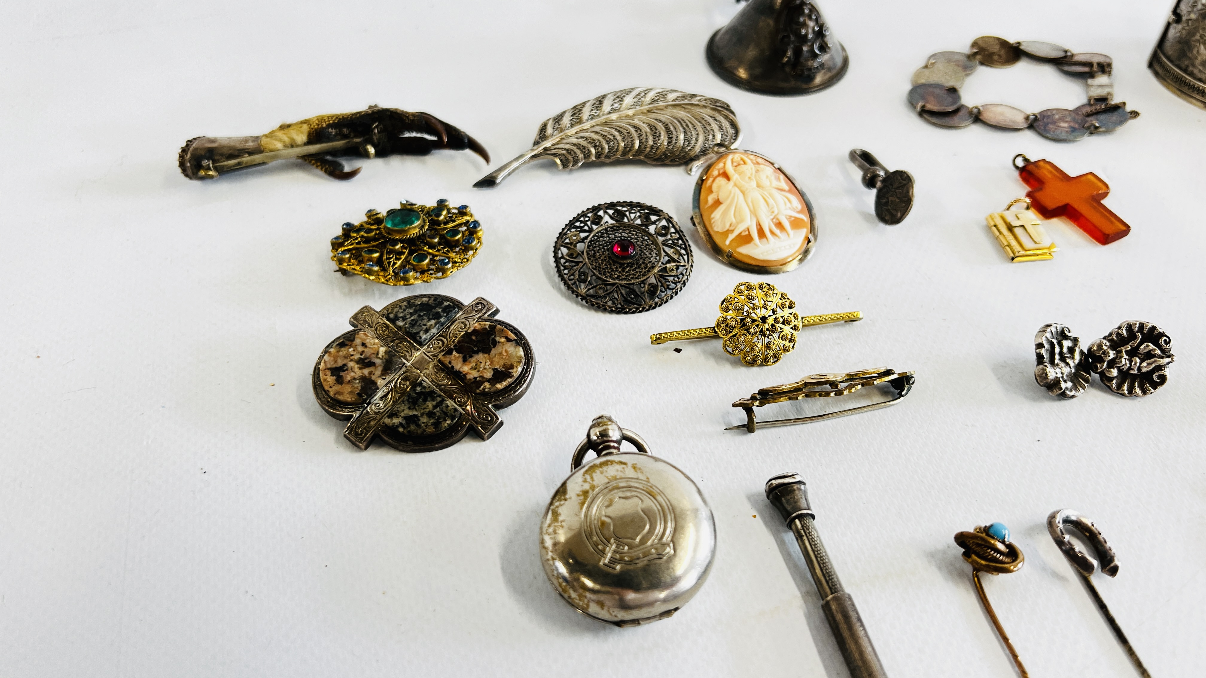 A GROUP OF VICTORIAN AND LATER JEWELLERY INCLUDING SOME SILVER, BROOCHES, BANGLES, BEADS, - Image 2 of 6