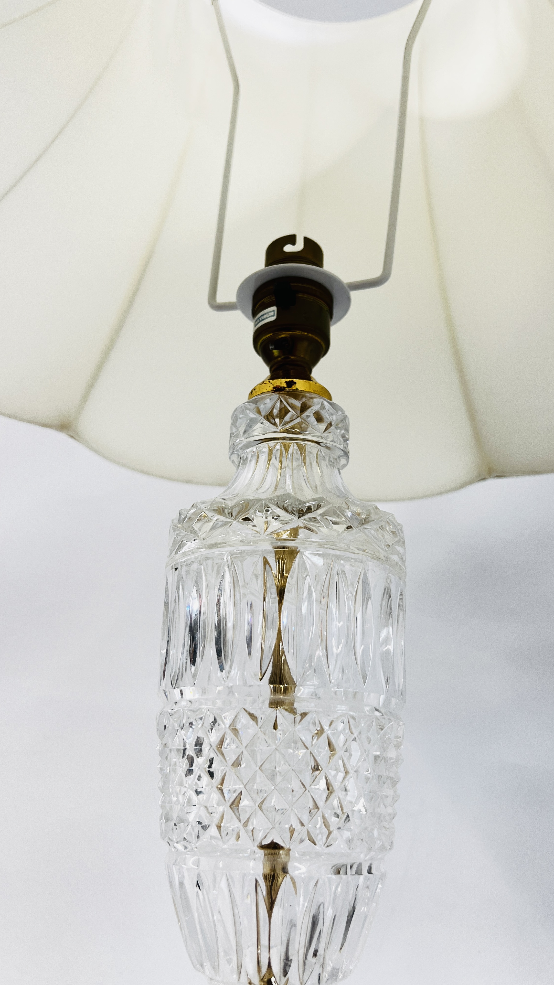 PAIR OF LEAD CRYSTAL TABLE LAMPS WITH CREAM SHADES, OVERALL HEIGHT 58CM - SOLD AS SEEN. - Image 3 of 6