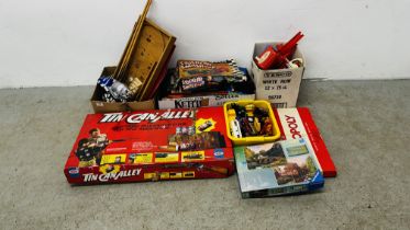 A GROUP OF TOYS TO INCLUDE VINTAGE EXAMPLES TO INCLUDE "TIN CAN ALLEY" DIE-CAST VEHICLES (AS