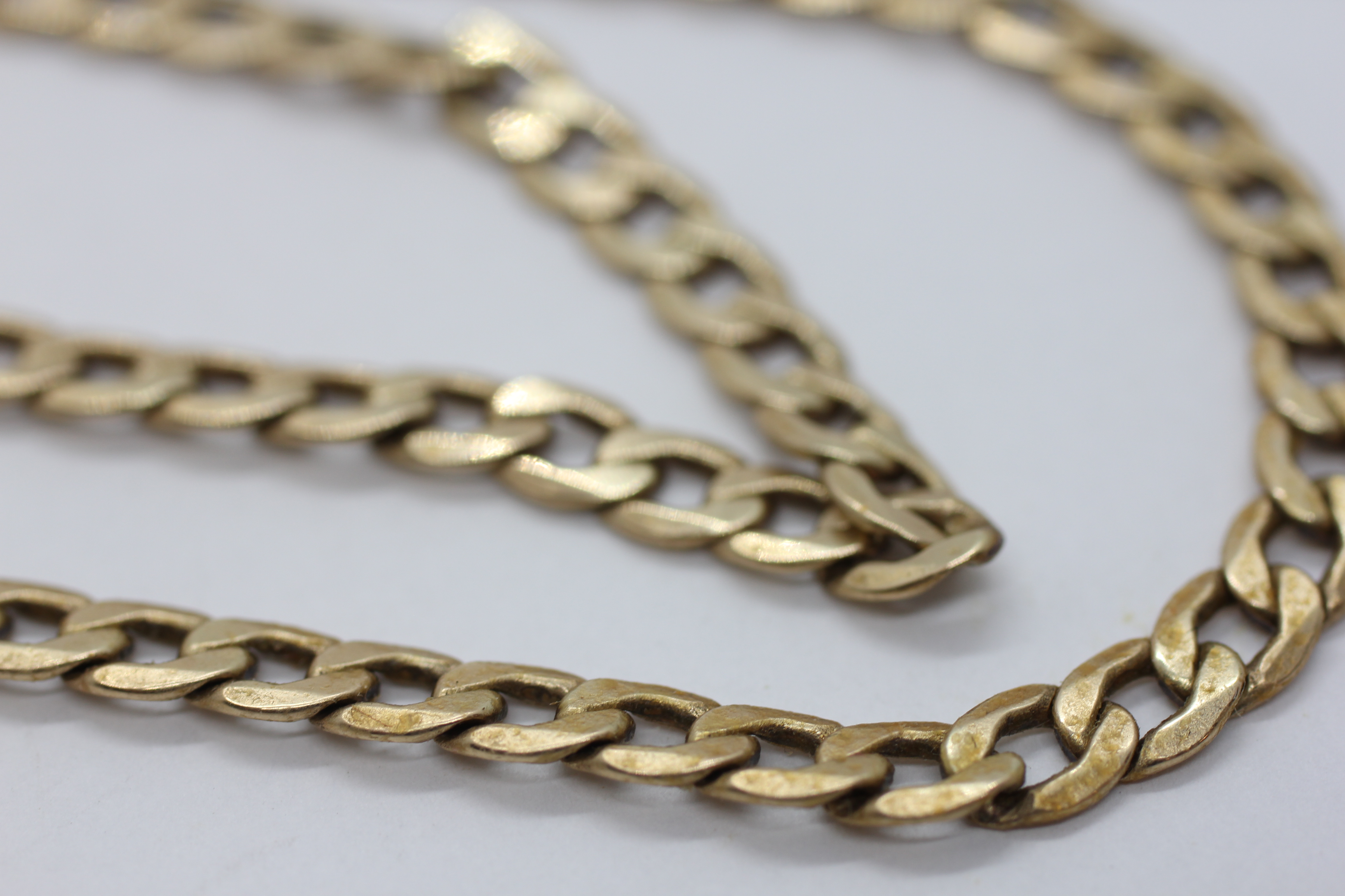 A 9CT GOLD FLAT LINK CURB CHAIN L 46CM. - Image 3 of 8