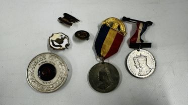 A GROUP OF COMMEMORATIVE MEDALS AND ENAMEL BADGES.