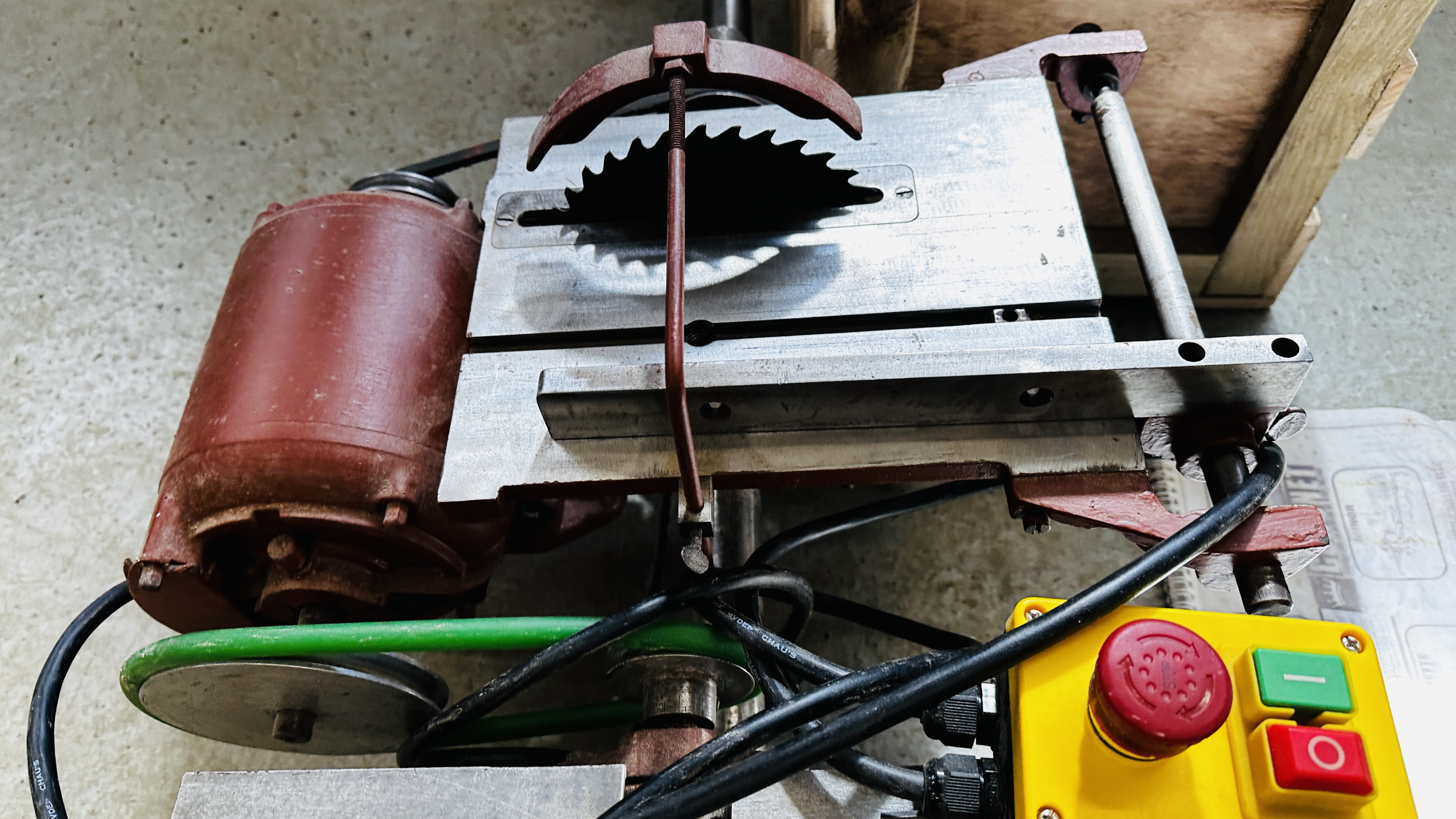 A CORONEE MINOR WOOD WORKING LATHE WITH ACCESSORIES - TRADE ONLY. - Image 4 of 17