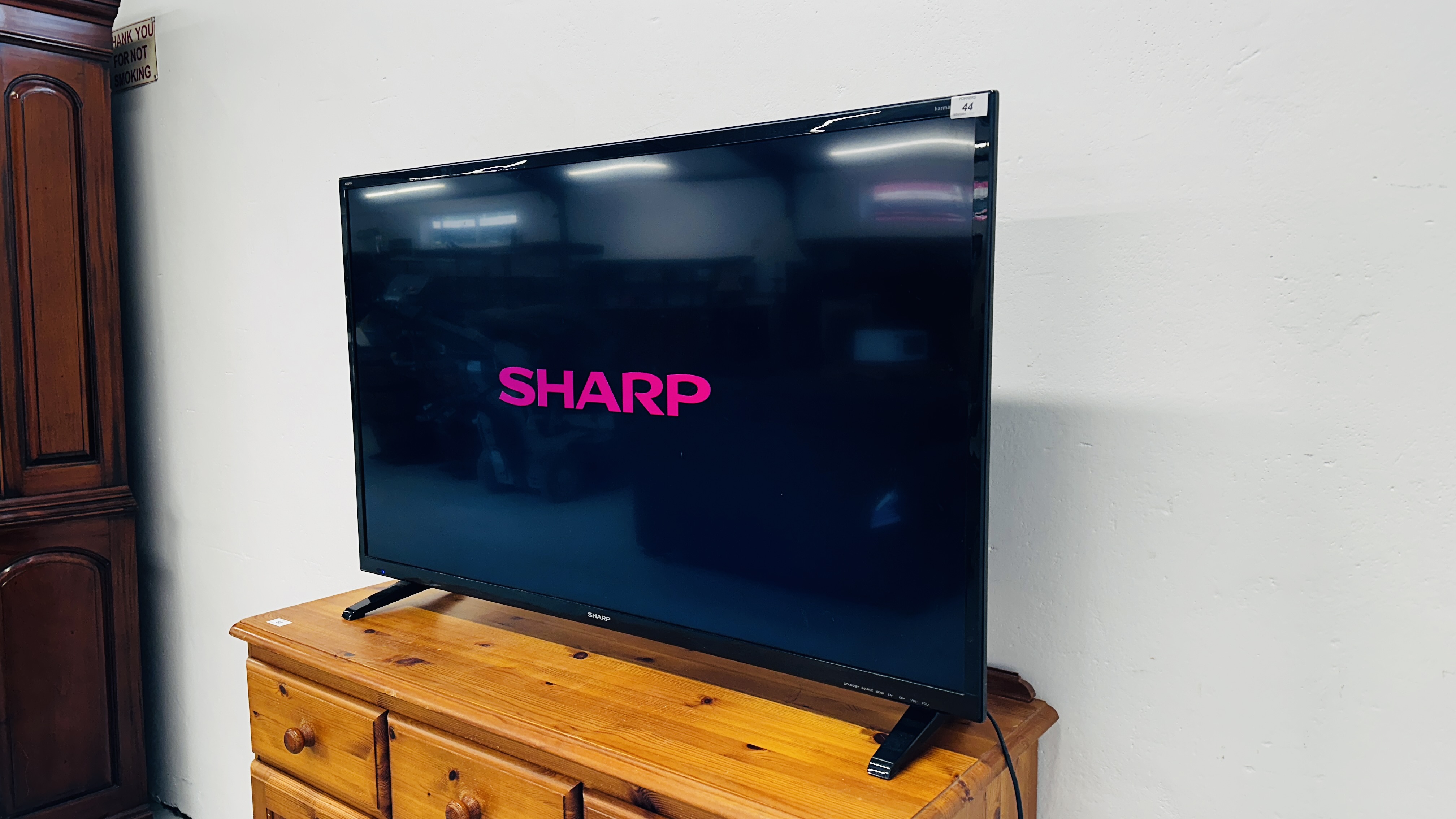 SHARP 48 INCH LCD COLOUR TV MODEL: LC-48CFG6001K - SOLD AS SEEN. - Bild 3 aus 6