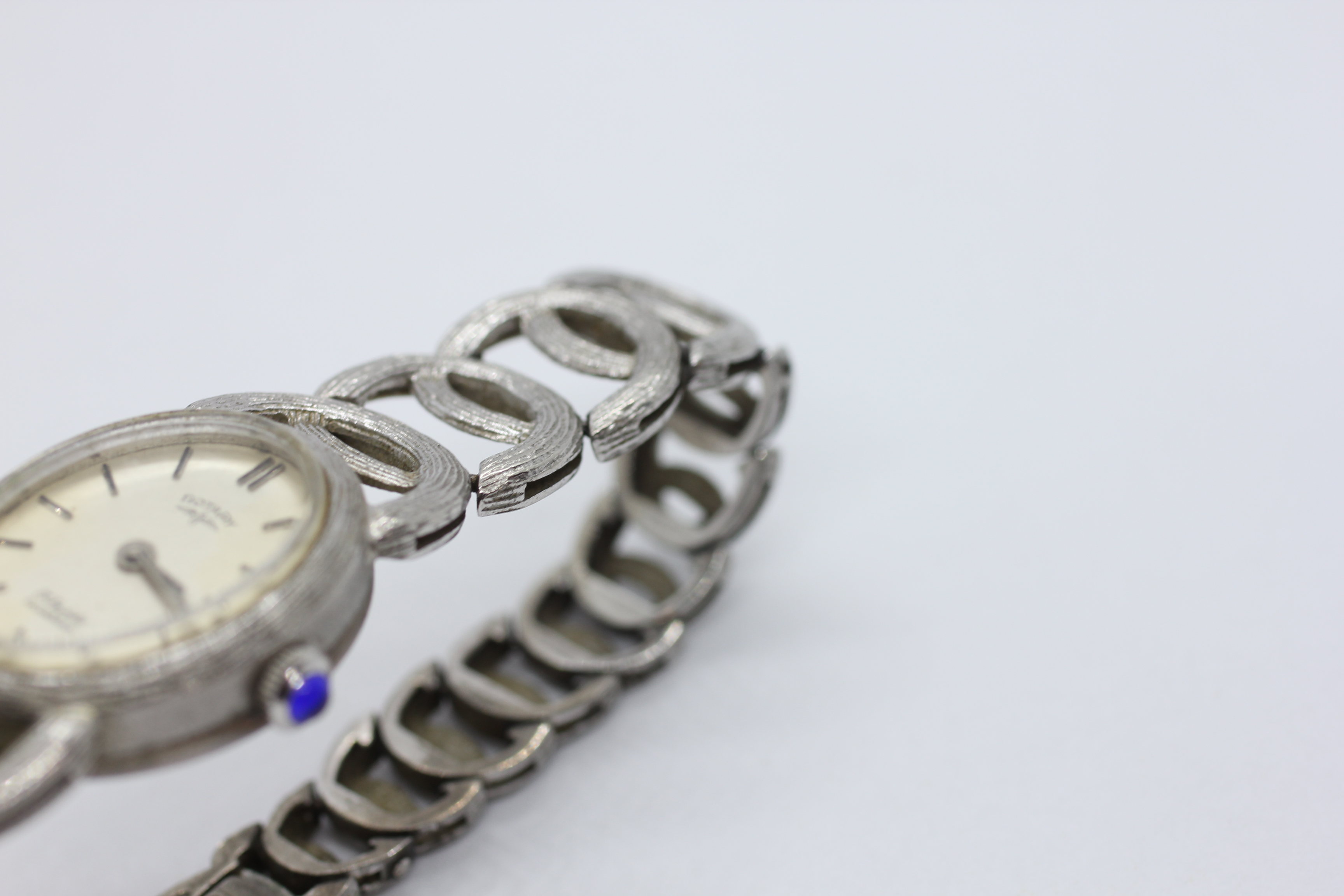 A LADIES SILVER ROTARY WRIST WATCH ON LINKED BRACELET. - Image 5 of 9