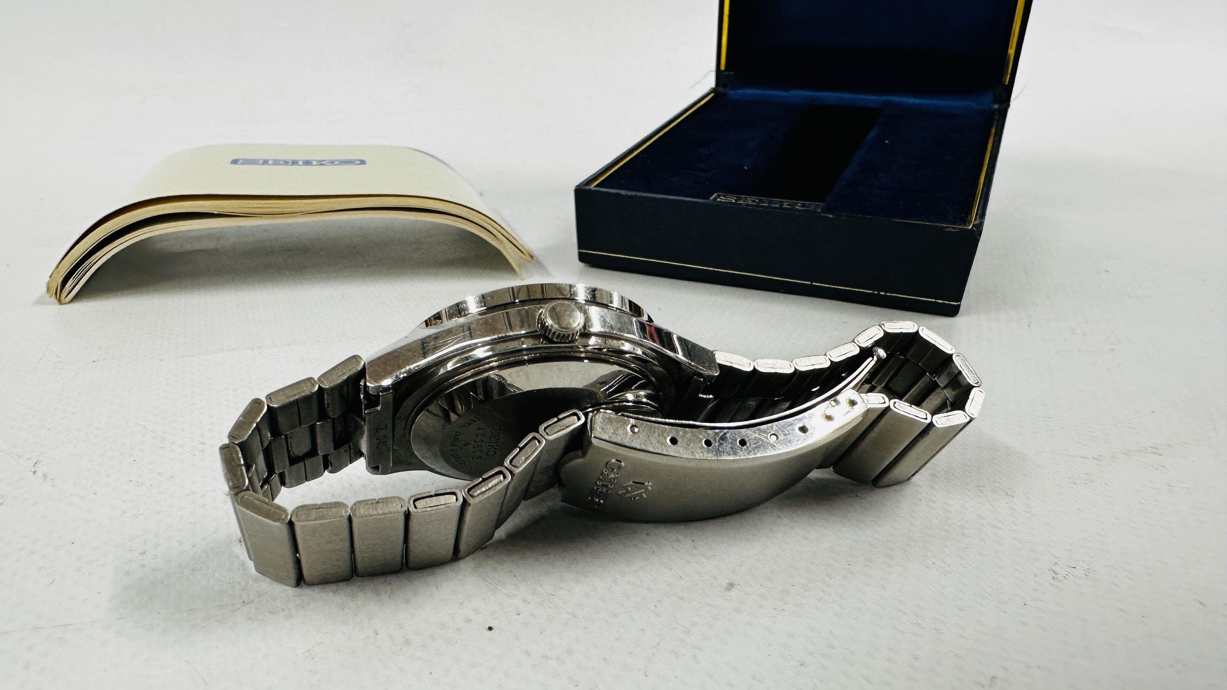 A GENT'S SEIKO STAINLESS STEEL BRACELET WRIST WATCH BOXED WITH INSTRUCTIONS - 1977. - Image 5 of 8