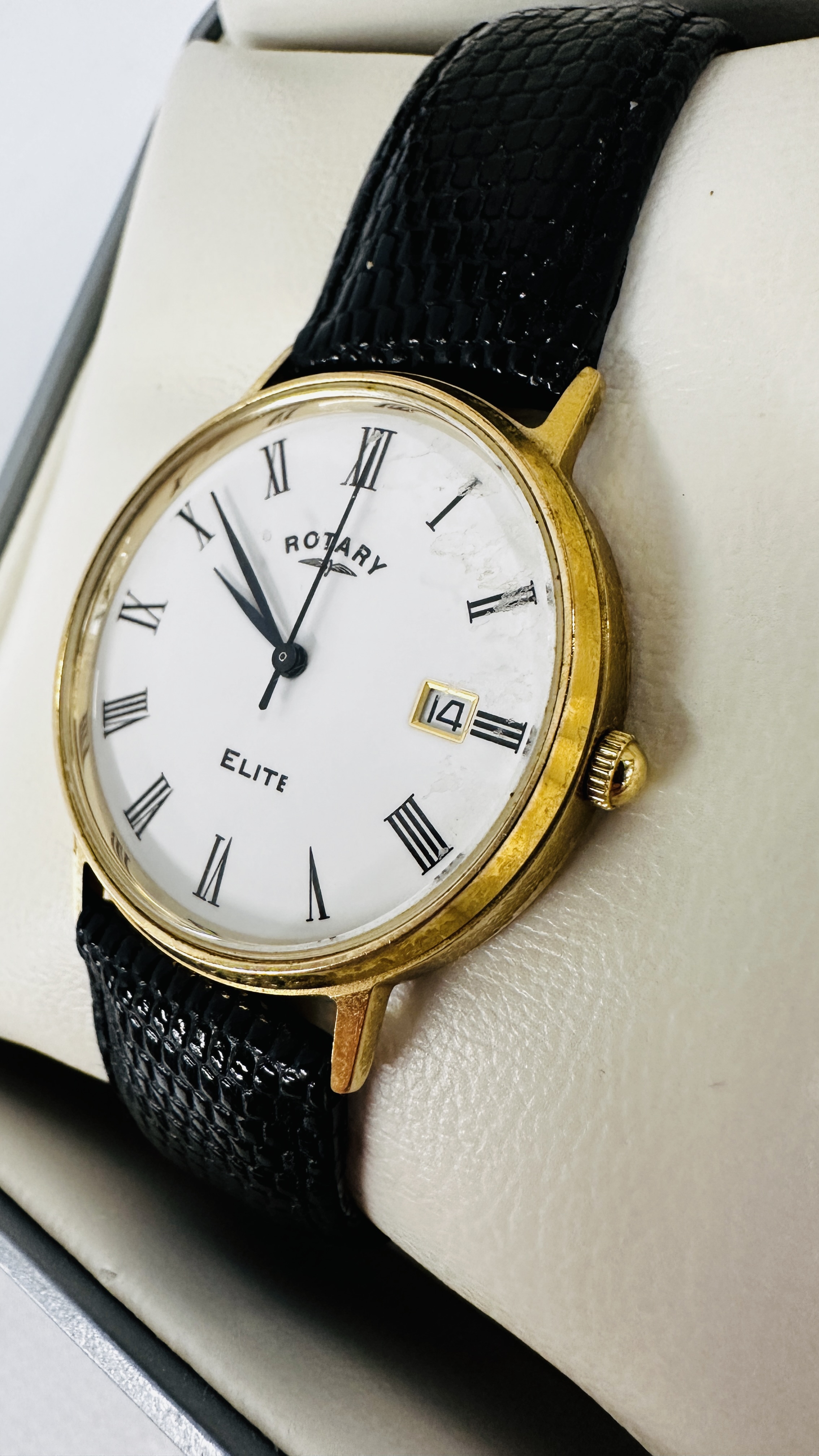 A GENT'S ROTARY ELITE 9CT GOLD CASED WRIST WATCH ON A BLACK LEATHER STRAP (BOXED). - Image 4 of 7