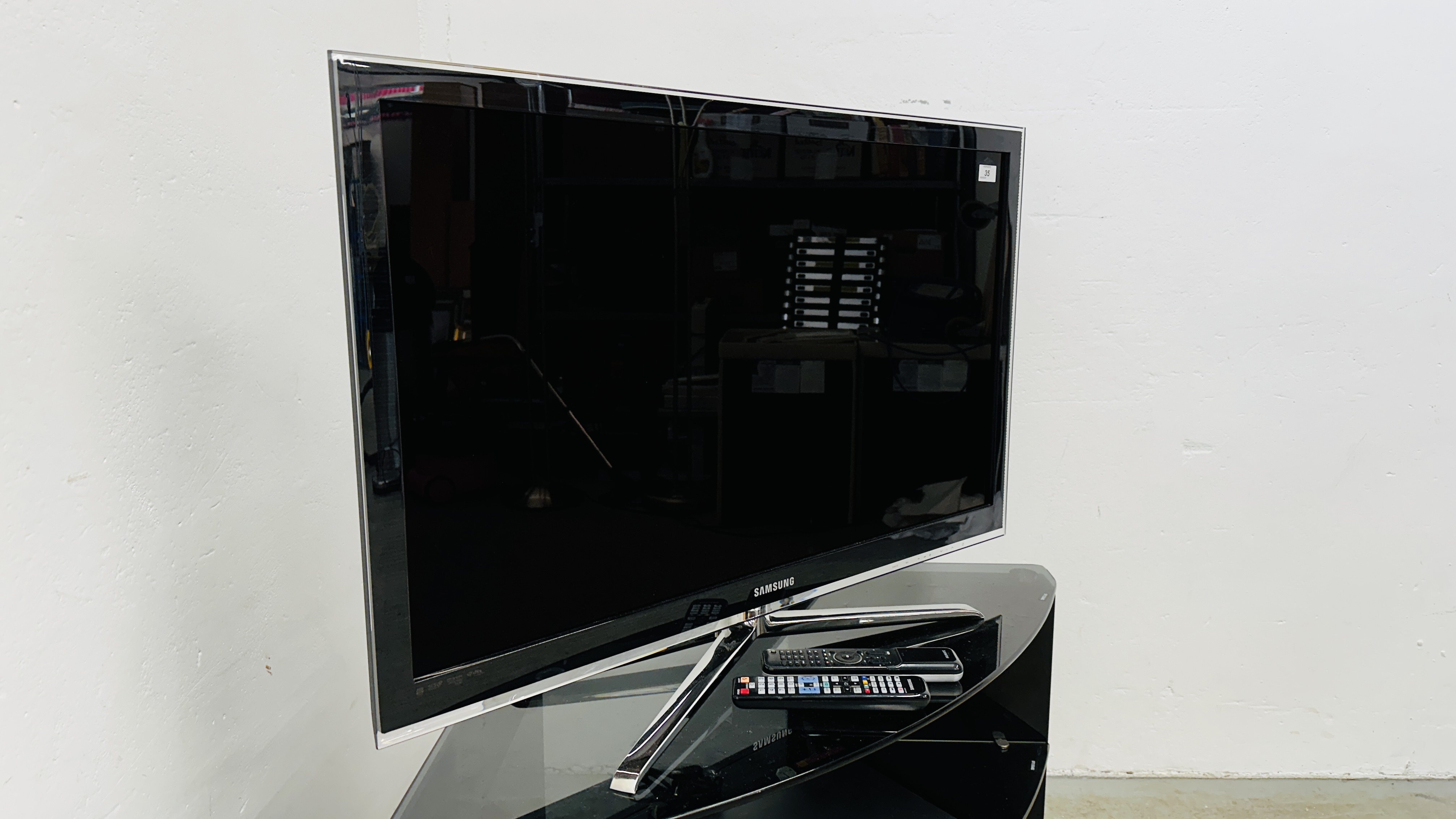 SAMSUNG 40 INCH TELEVISION ON STAND WITH HUMAX HARD DRIVE RECORDER BOTH WITH REMOTES - SOLD AS SEEN. - Bild 3 aus 14