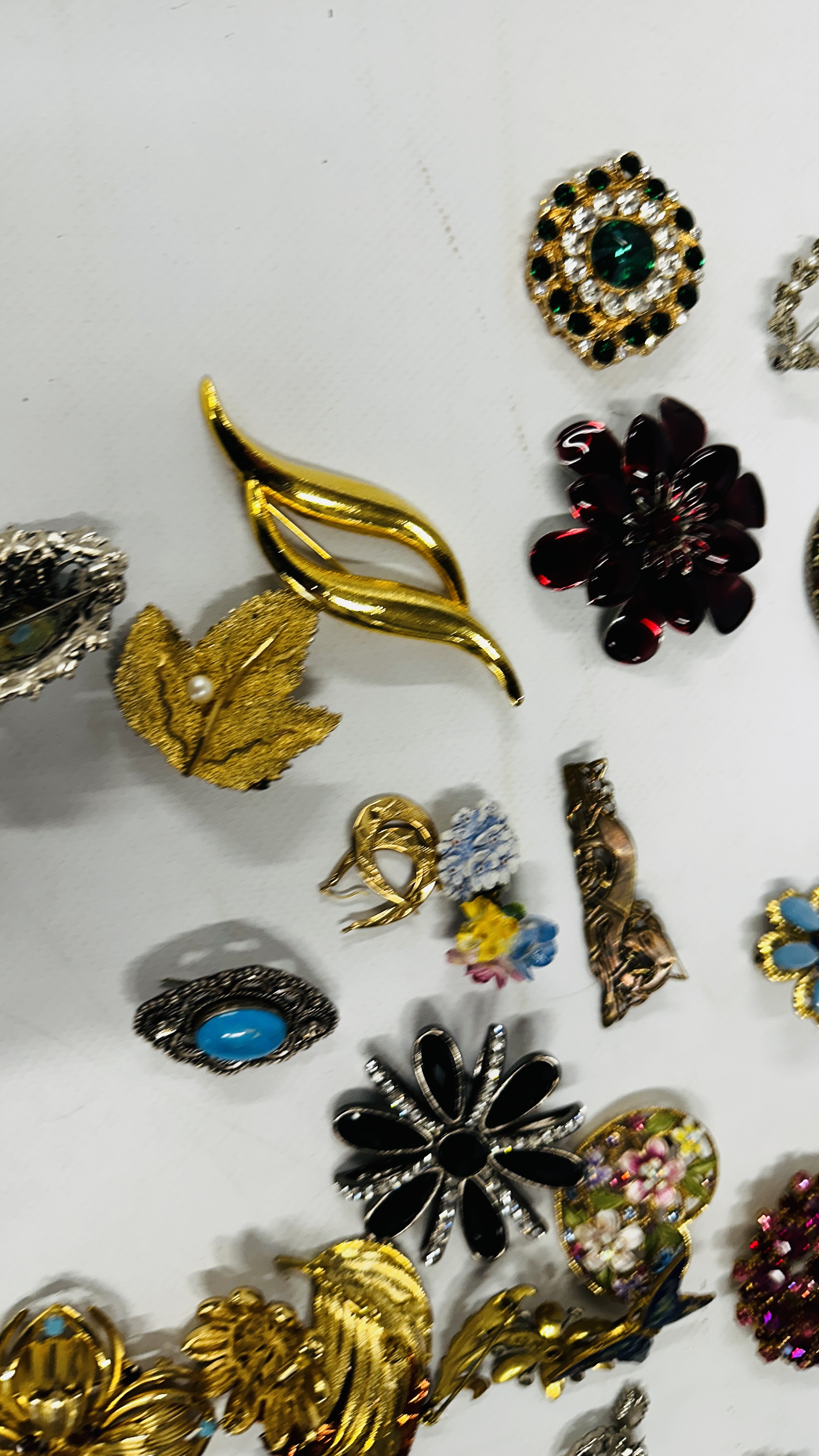 AN EXTENSIVE COLLECTION OF ASSORTED MODERN AND VINTAGE BROOCHES TO INCLUDE A SILVER AMBER SET - Bild 9 aus 9