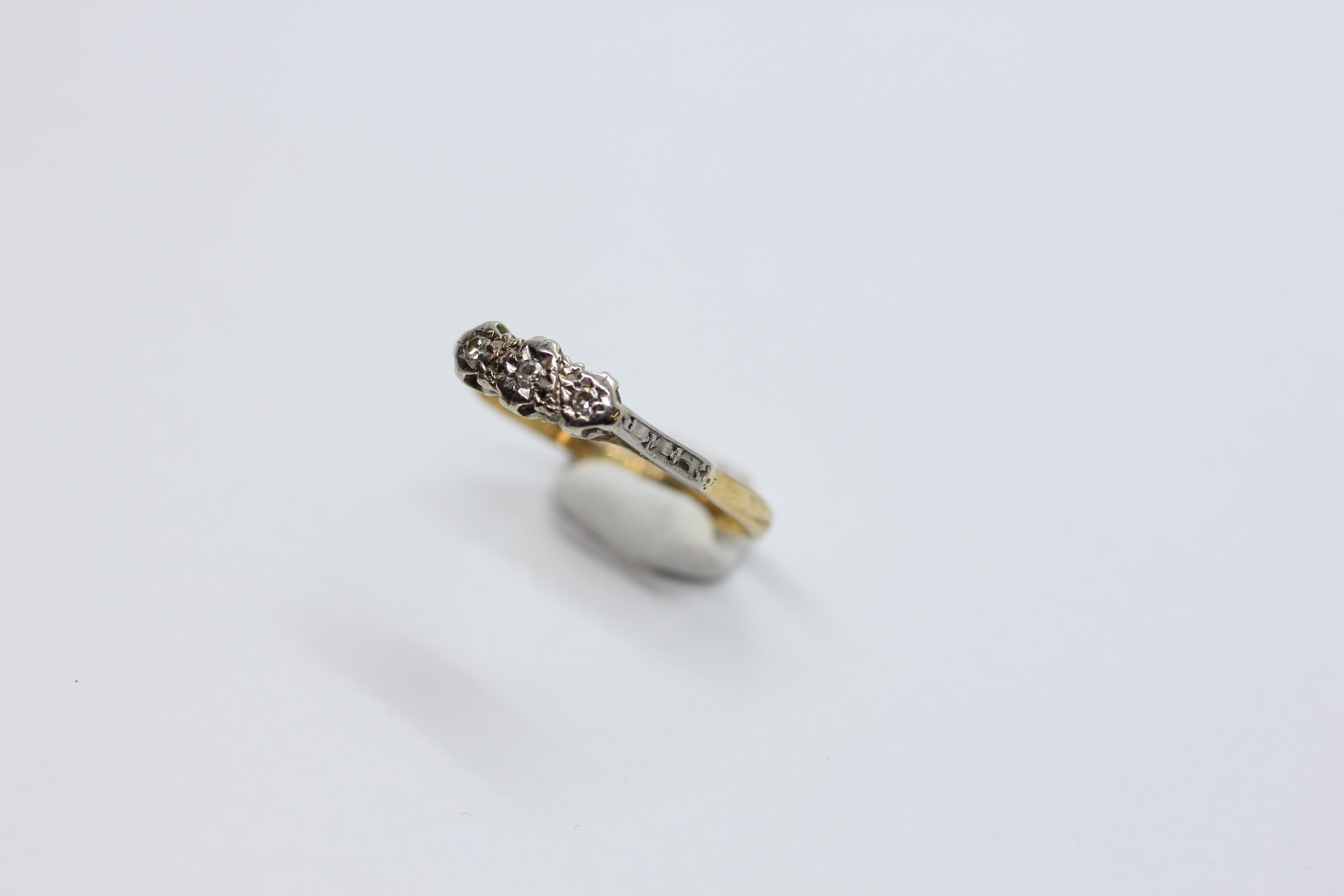 AN 18CT GOLD AND PLATINUM 3 STONE DIAMOND RING. - Image 2 of 8