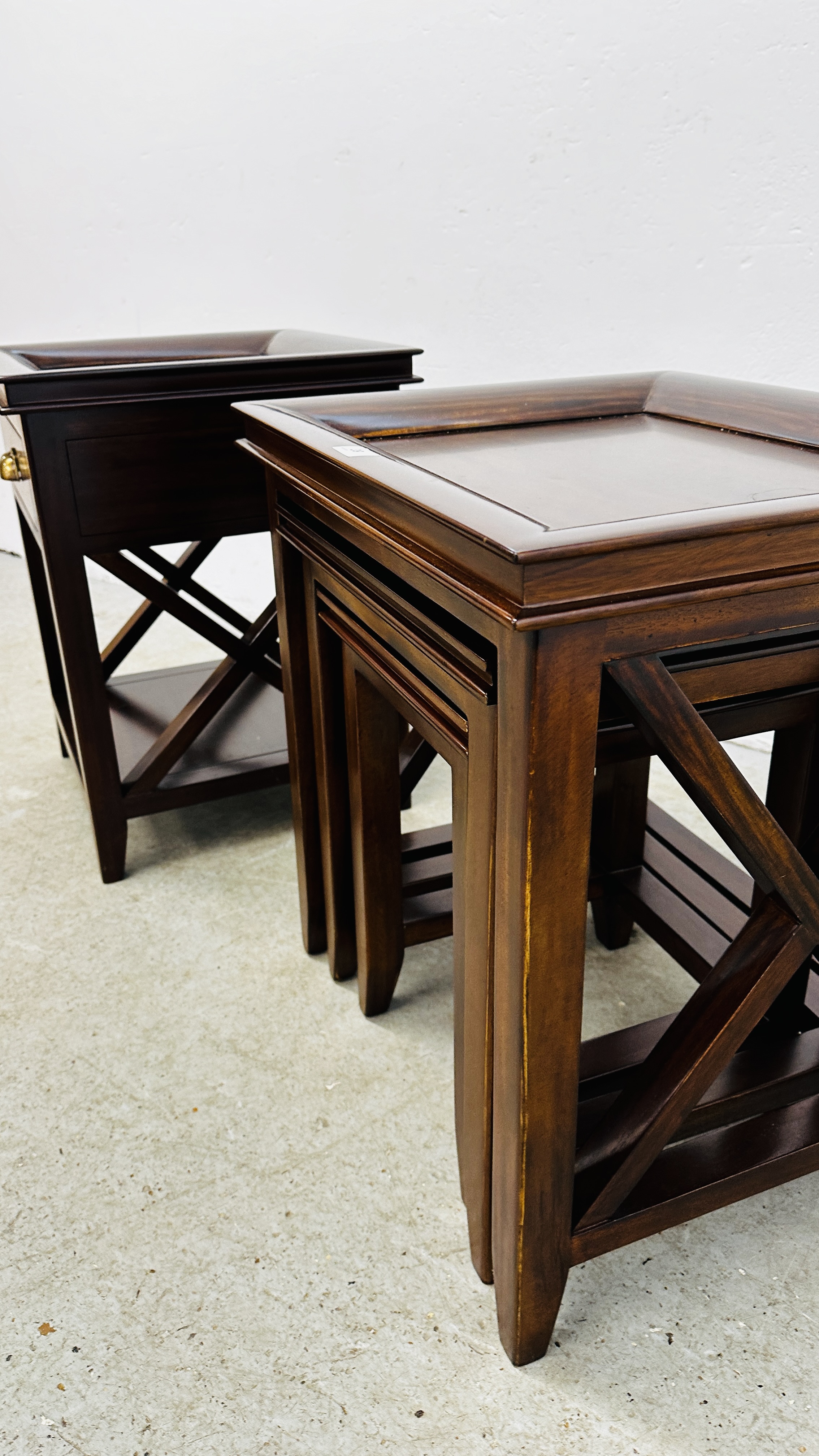 A NEST OF 3 HARDWOOD OCCASIONAL TABLES ALONG WITH A MATCHING SINGLE DRAWER LAMP TABLE W 46 X 46 X - Image 14 of 16