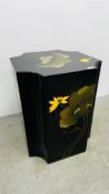 AN ORIENTAL STYLE LACQUERED STAND HAND DECORATED WITH FLORAL DESIGNS.