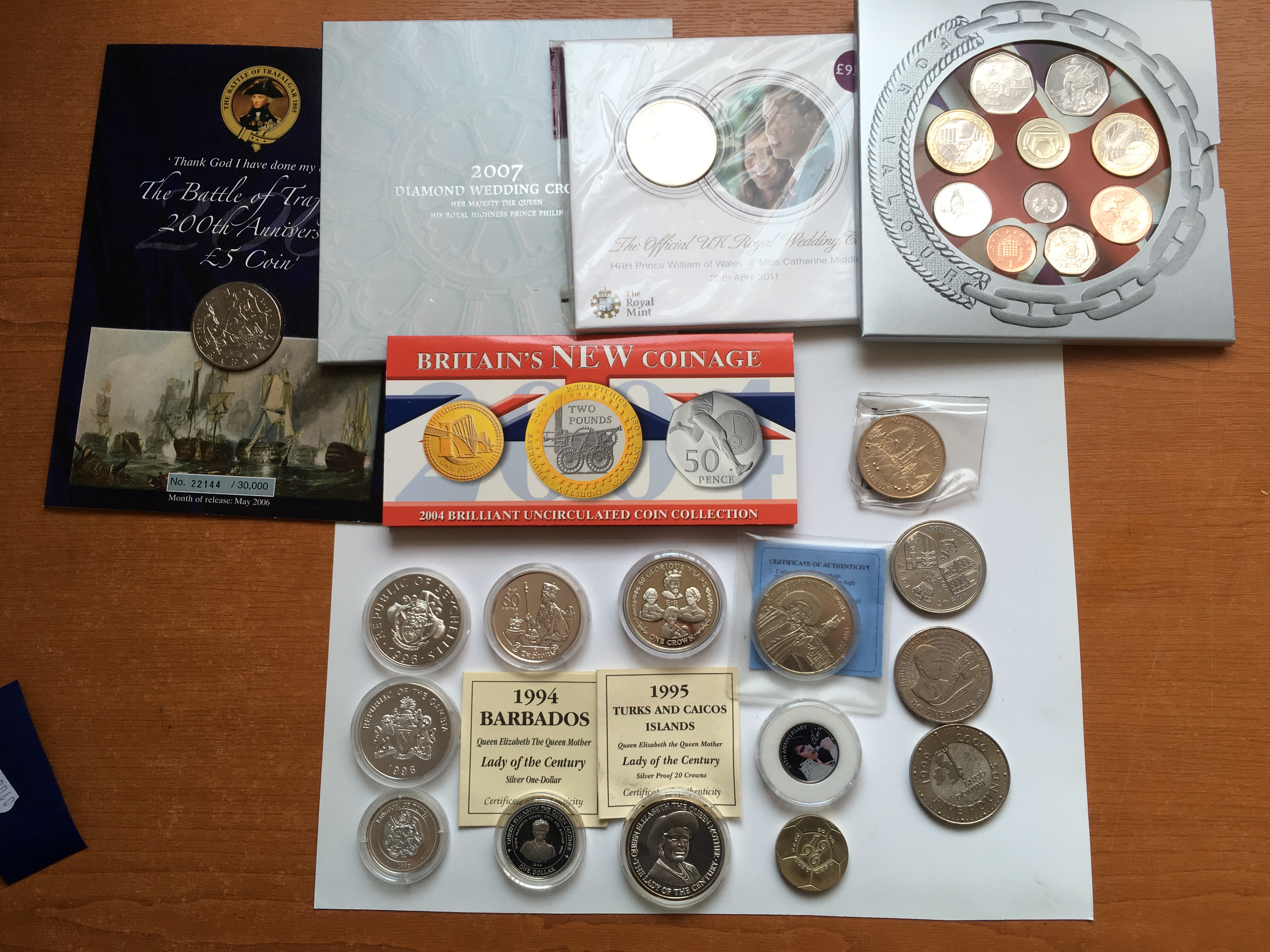 COINS: TUB OF MODERN WITH ROYAL MINT 2006 UNCIRCULATED SET, £5 CROWNS, COUPLE OVERSEAS SILVER ETC.