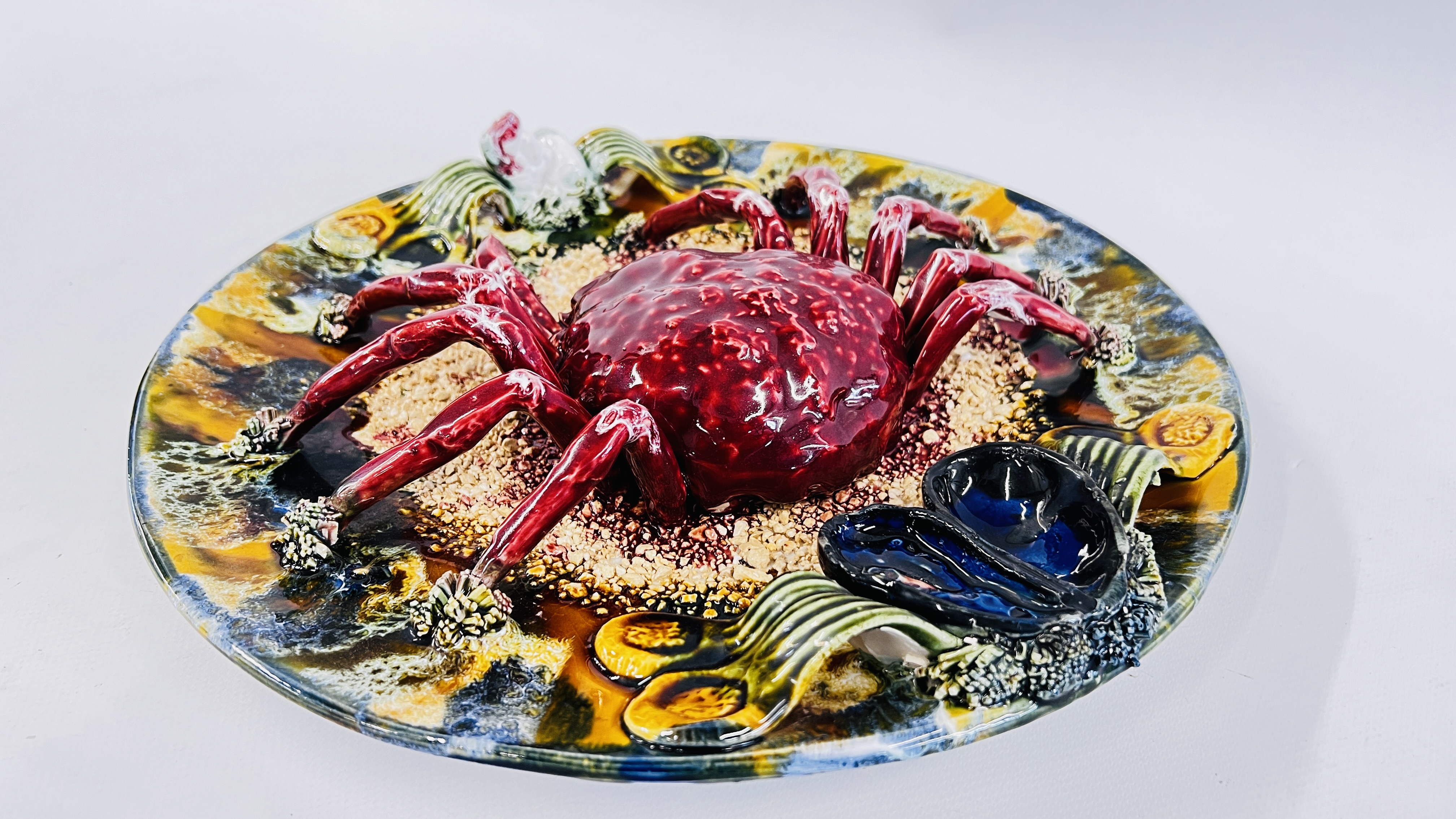 A MAJOLICA STYLE CRAB PLATE, DIAMETER 33CM. - Image 2 of 3