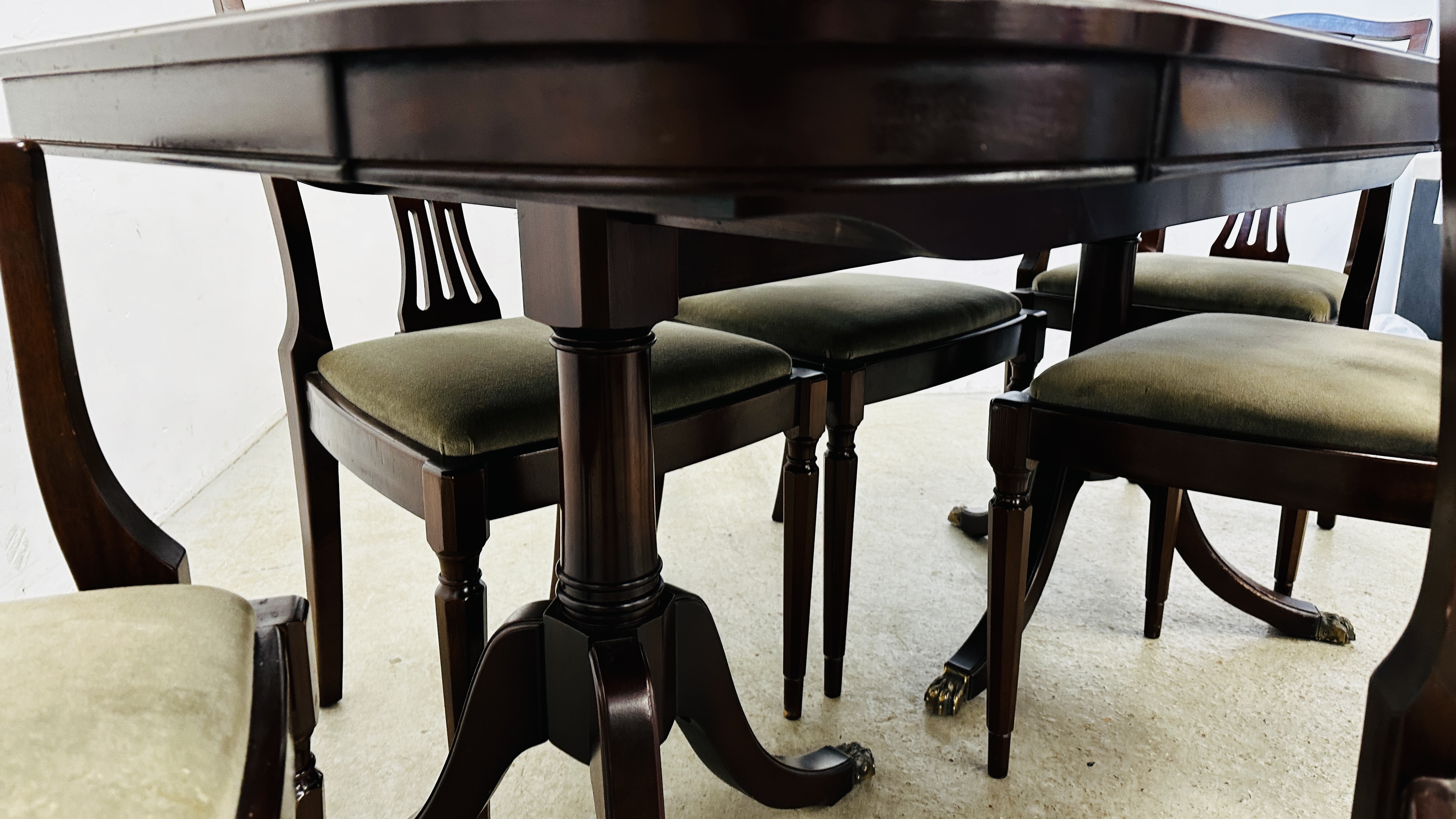 REPRODUCTION TWIN PEDESTAL MAHOGANY FINISH DINING TABLE ALONG WITH A SET OF 6 CHAIRS. - Bild 15 aus 16