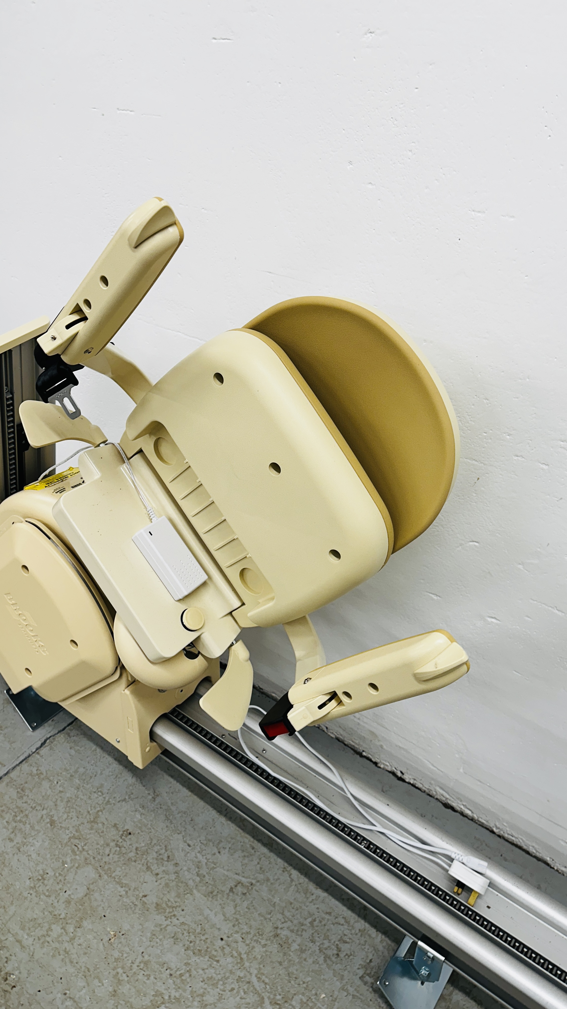 BROOKS STAIR LIFT SUPPLIED BY HOLT MOBILITY 2021 COST £2000 COMPLETE WITH KEY, - Bild 13 aus 14