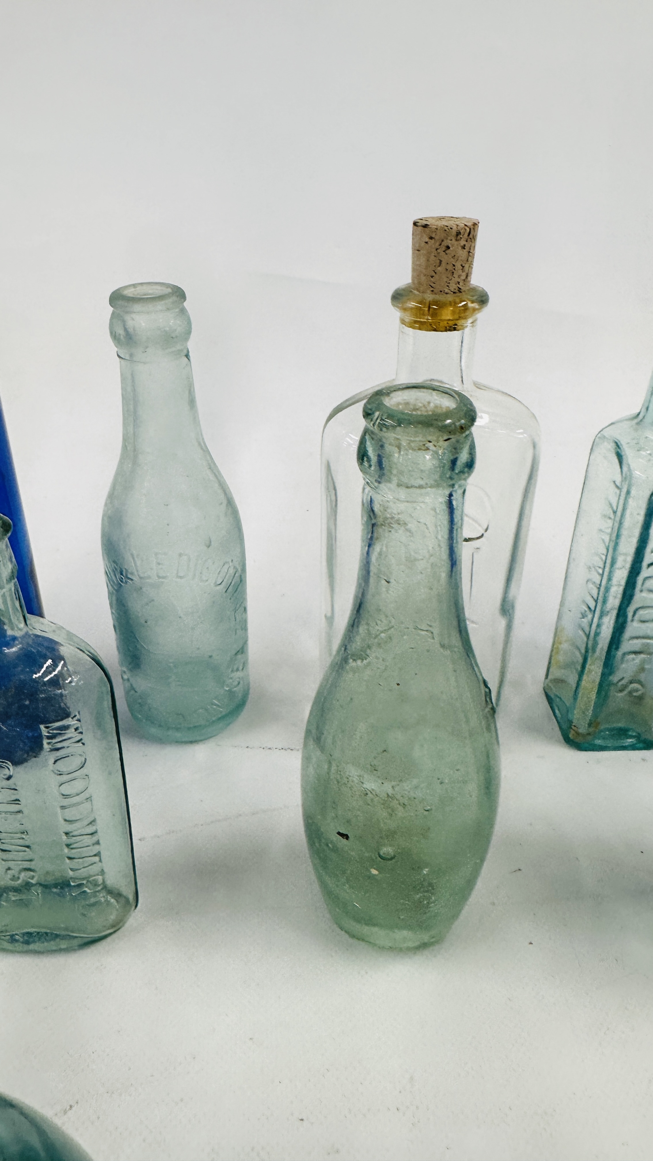 LARGE GROUP OF ANTIQUE AND VINTAGE APOTHECARY + ADVERTISING BOTTLES. - Bild 14 aus 16