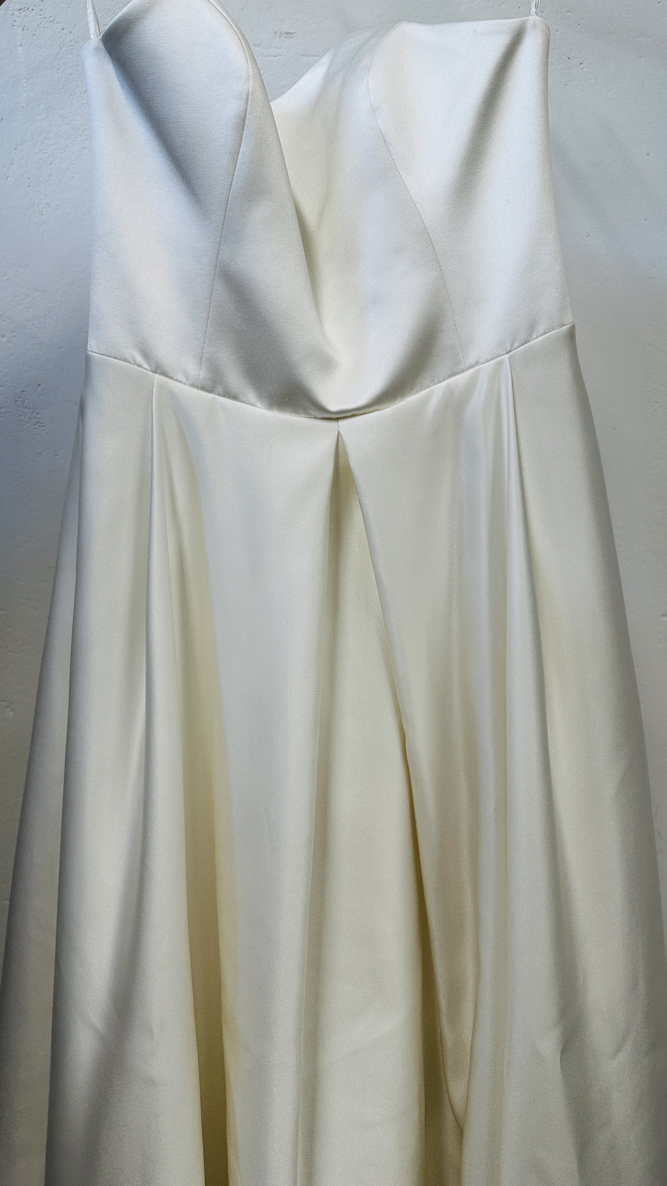 A "BIANCO EVENTO" WEDDING DRESS 40/L ALONG WITH TWO VEILS. - Image 2 of 11