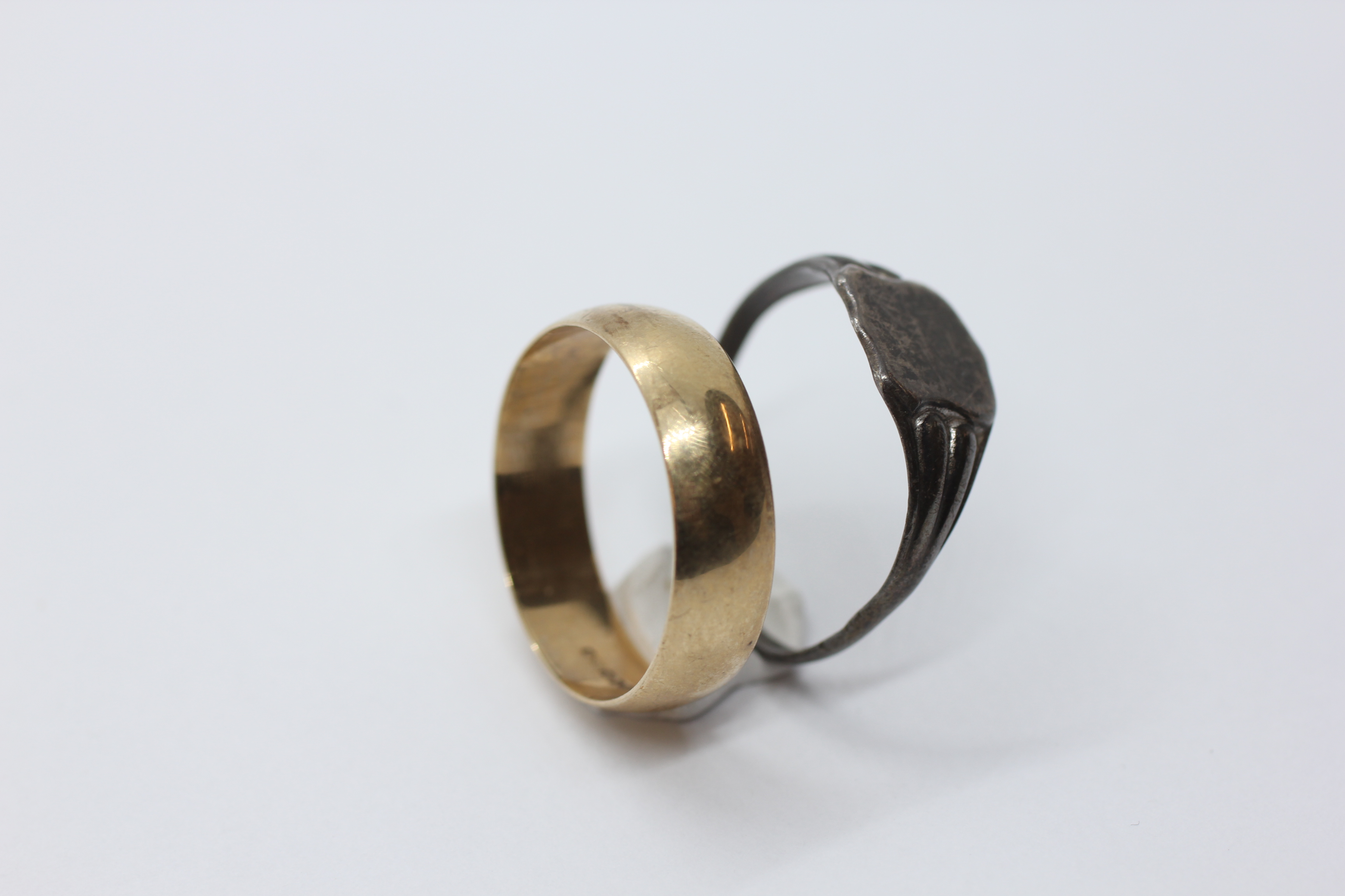A 9CT GOLD WEDDING BAND AND A SILVER SIGNET RING. - Image 3 of 10