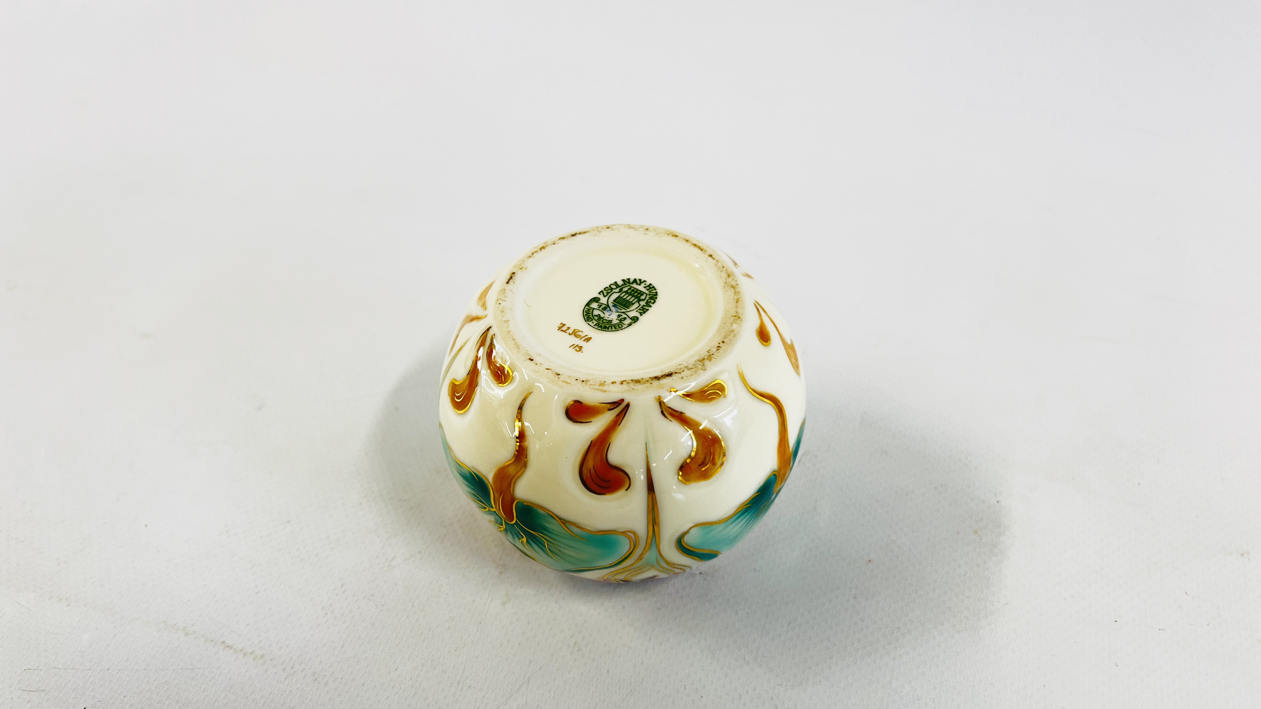 A VINTAGE "ZSOLNAY.HUNGARY" HAND PAINTED PORCELAIN VASE 72561A 113 DEPICTING MUSHROOMS H 6.5CM. - Image 4 of 5